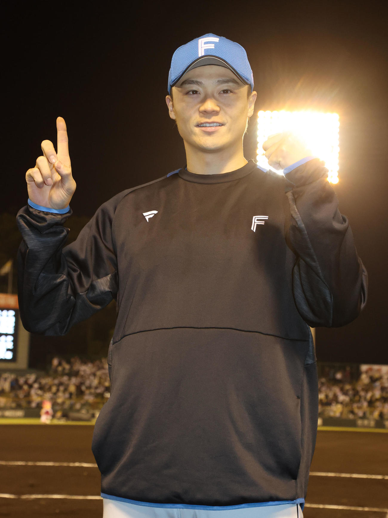ソフトバンク対日本ハム　移籍後初勝利を飾った山崎は笑顔を見せる（撮影・梅根麻紀）