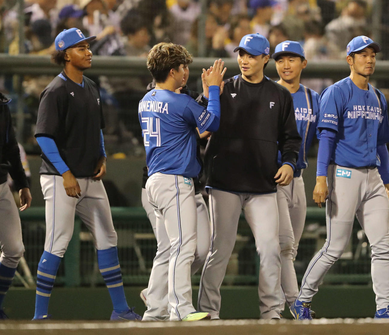 ソフトバンク対日本ハム　移籍後初勝利を飾った山崎はナインに祝福される（撮影・梅根麻紀）