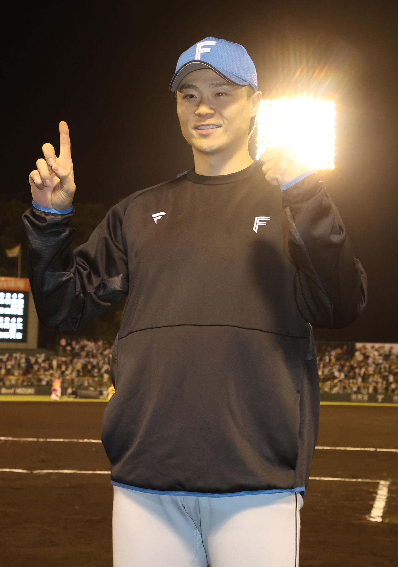 ソフトバンク対日本ハム　移籍後初勝利を飾った山崎は笑顔を見せる（撮影・梅根麻紀）