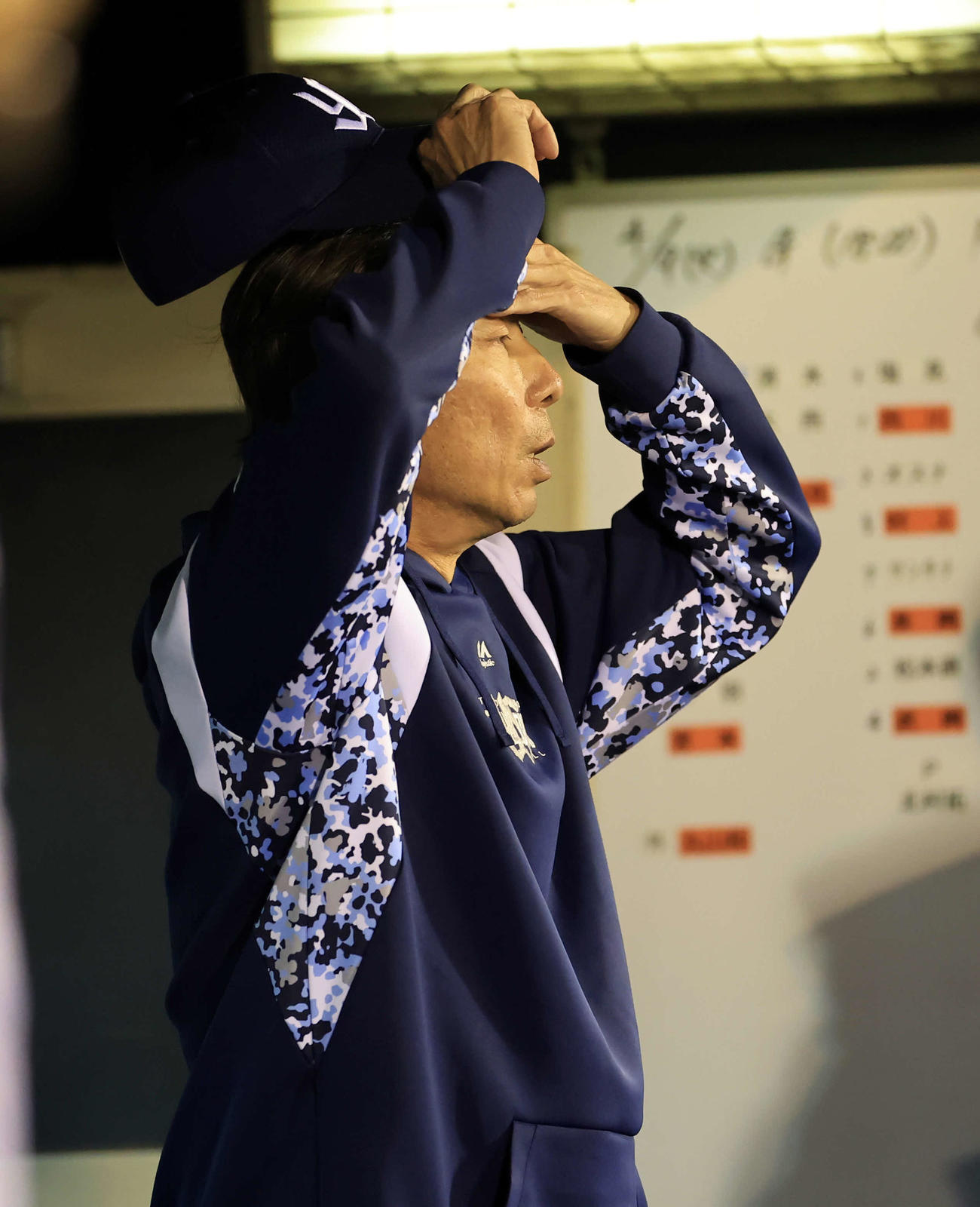 ヤクルト対巨人　敗戦に汗をぬぐうヤクルト高津監督（撮影・浅見桂子）
