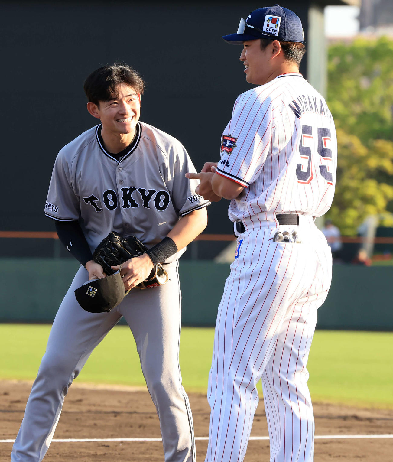 ヤクルト対巨人　試合前、ヤクルト村上（右）に笑顔であいさつする巨人萩尾（撮影・浅見桂子）