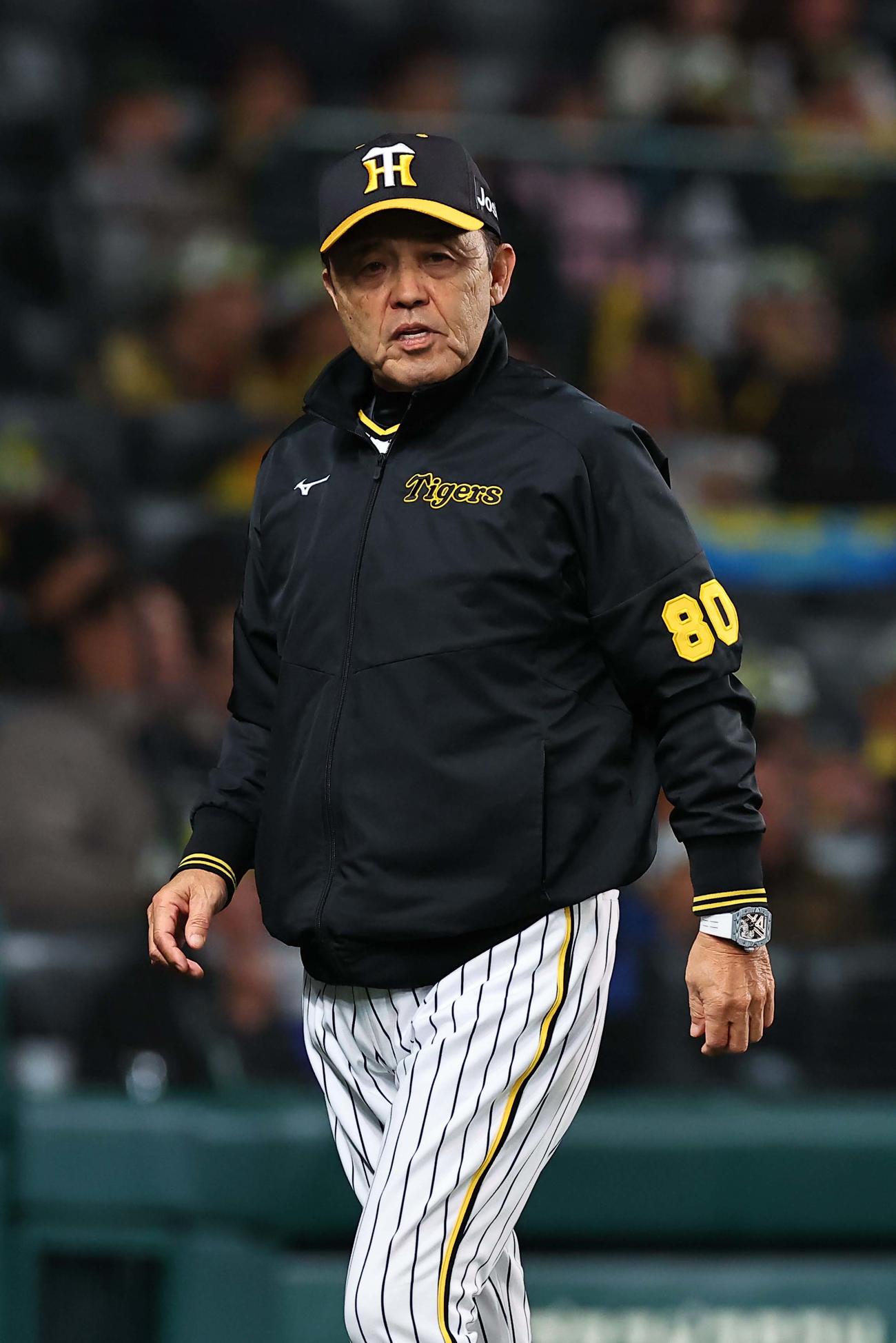 阪神対広島　選手交代を告げる岡田監督（撮影・上田博志）