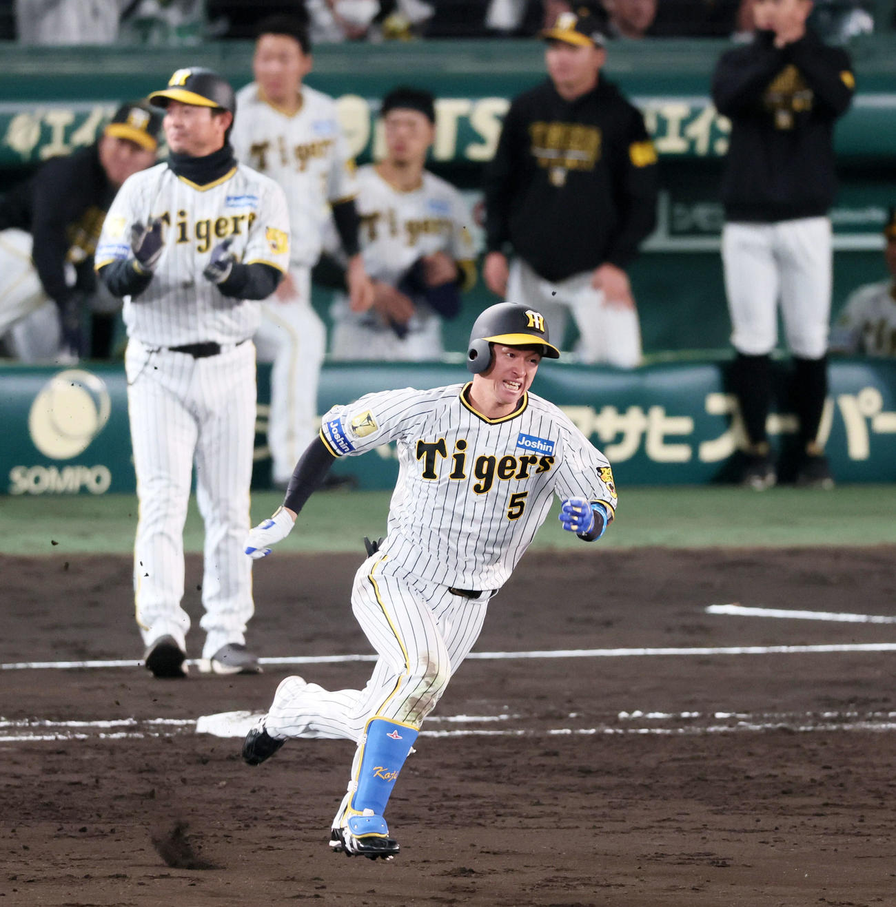 阪神対広島　5回裏阪神1死二塁、近本は右適時打を放つ（撮影・加藤哉）