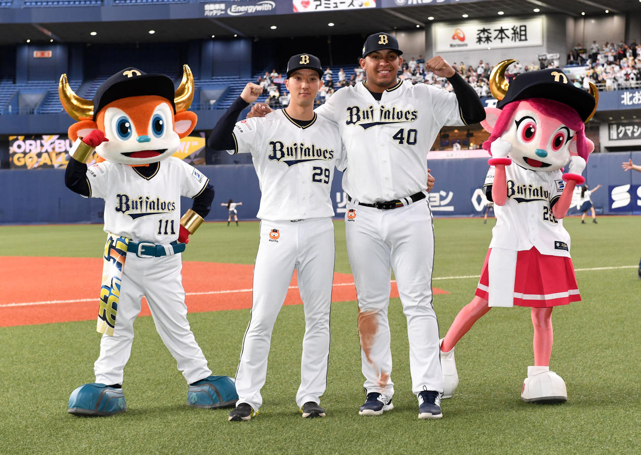 オリックス対楽天　ヒーローの田嶋（左）とセデーニョはガッツポーズ（撮影・前岡正明）