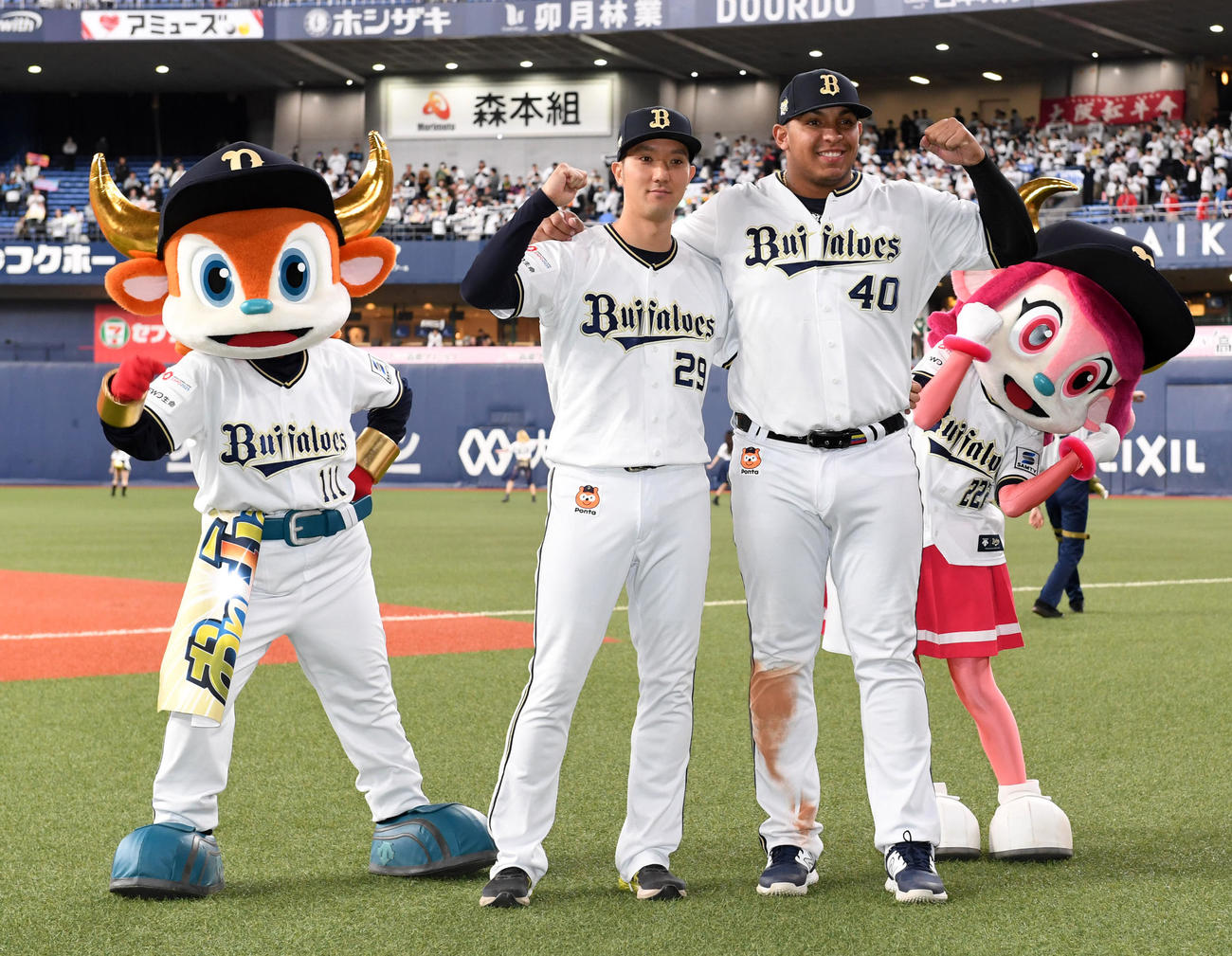 オリックス対楽天　ヒーローの田嶋（左）とセデーニョはガッツポーズ（撮影・前岡正明）