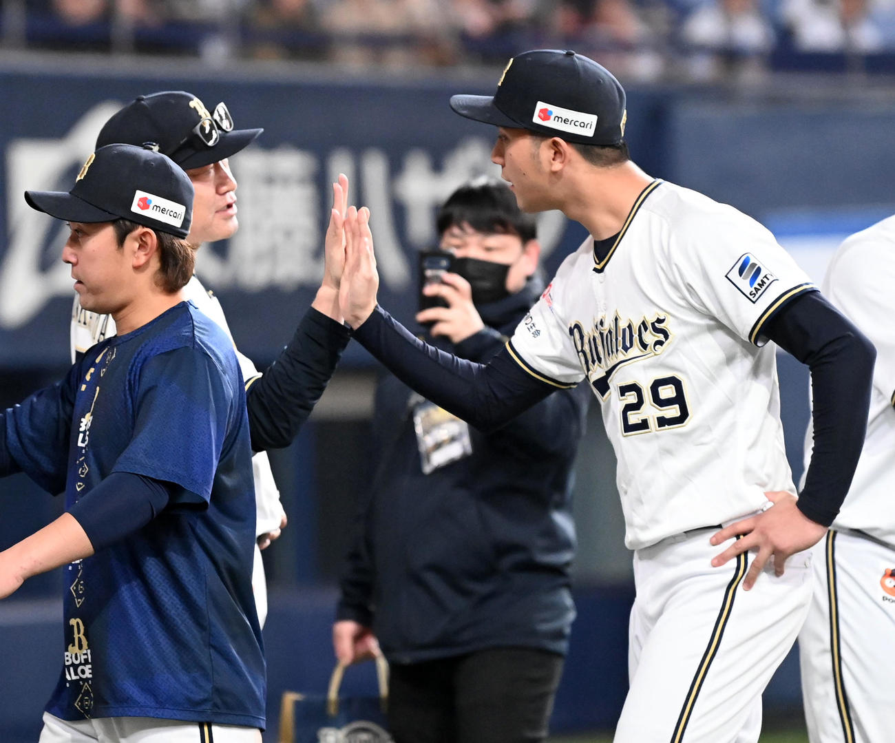 オリックス対楽天　田嶋（右）を祝福する中嶋監督（撮影・前岡正明）