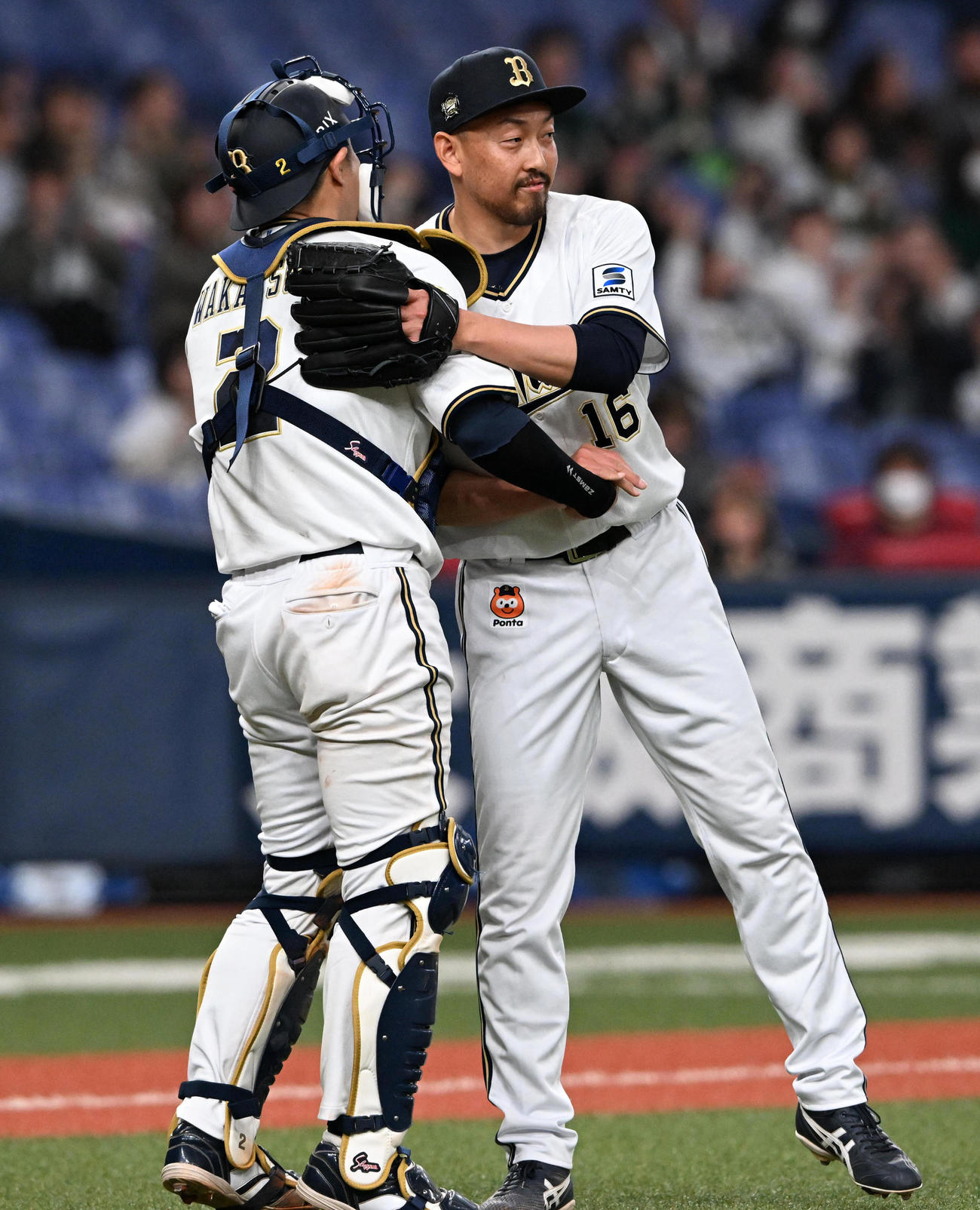 オリックス対楽天　9回を締めくくった平野佳（右）は若月の祝福を受ける（撮影・前岡正明）