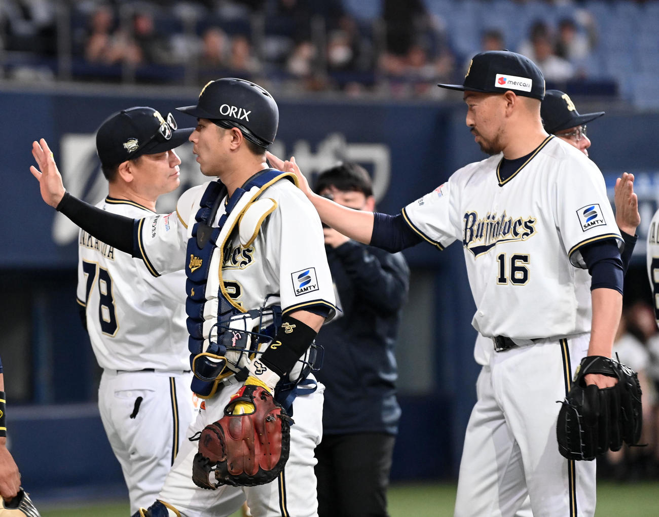オリックス対楽天　9回を締めくくった平野佳（右）を迎える中嶋監督（撮影・前岡正明）