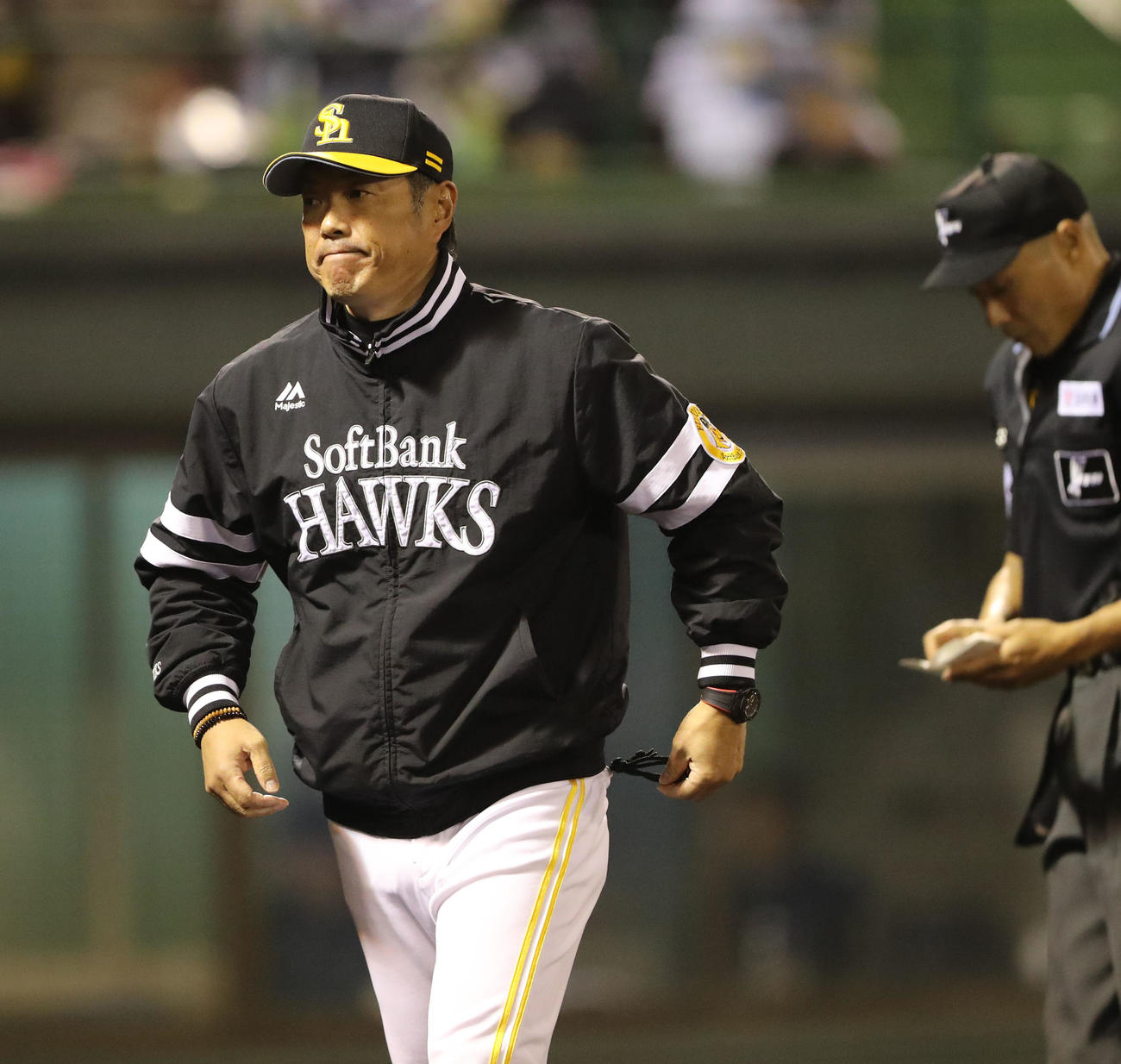 ソフトバンク対日本ハム　審判に選手交代を告げた小久保監督（撮影・梅根麻紀）