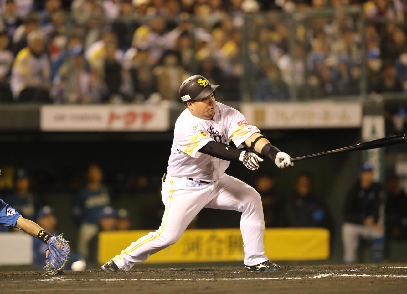 ソフトバンク対日本ハム　7回裏ソフトバンク2死二、三塁、山川は空振りの三振（撮影・梅根麻紀）