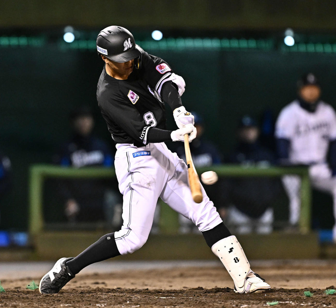 西武対ロッテ　4回表ロッテ2死二、三塁、中村奨は先制2点適時打を放つ（撮影・滝沢徹郎）