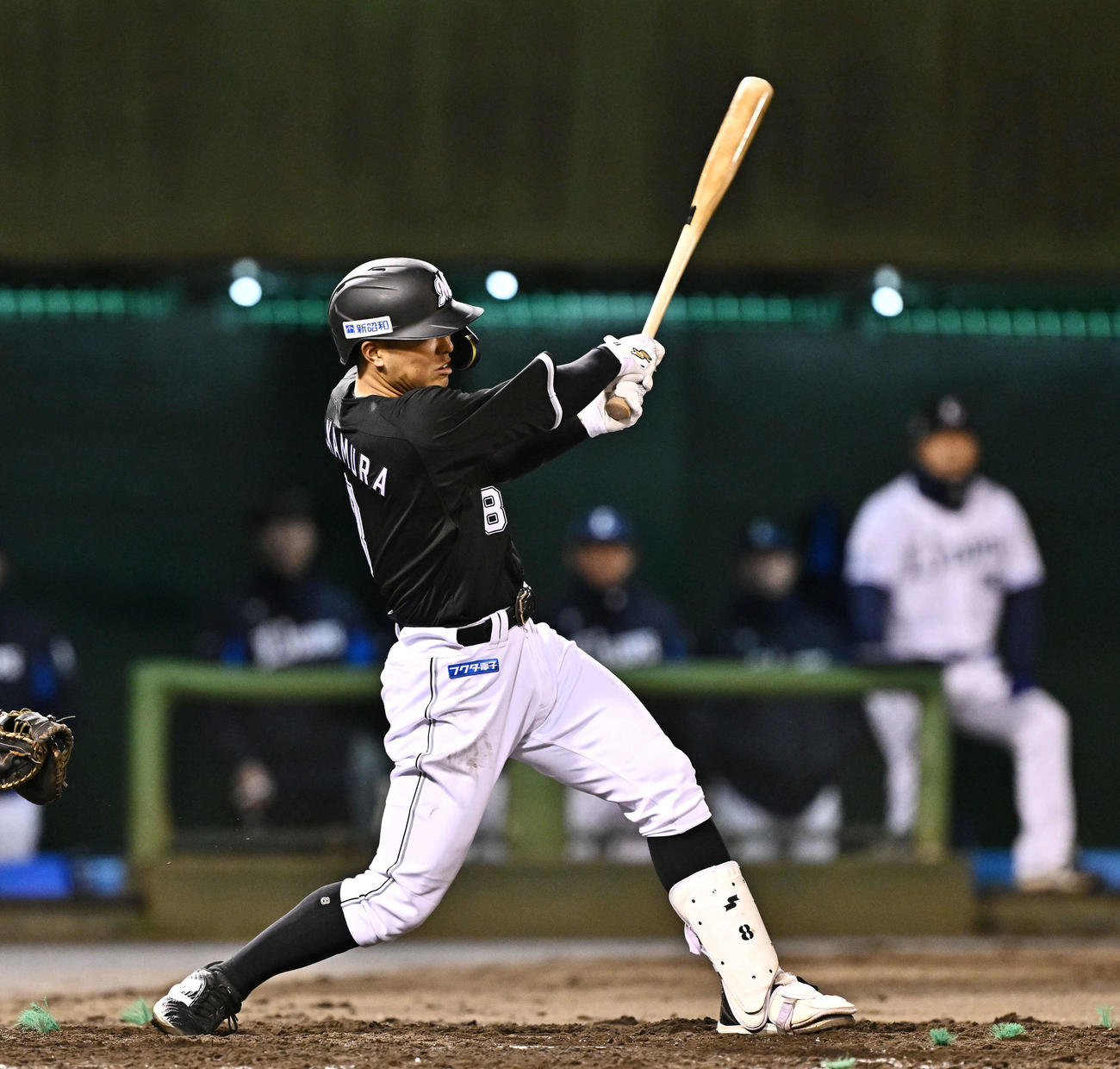 西武対ロッテ　4回表ロッテ2死二、三塁、中村奨は先制2点適時打を放つ（撮影・滝沢徹郎）