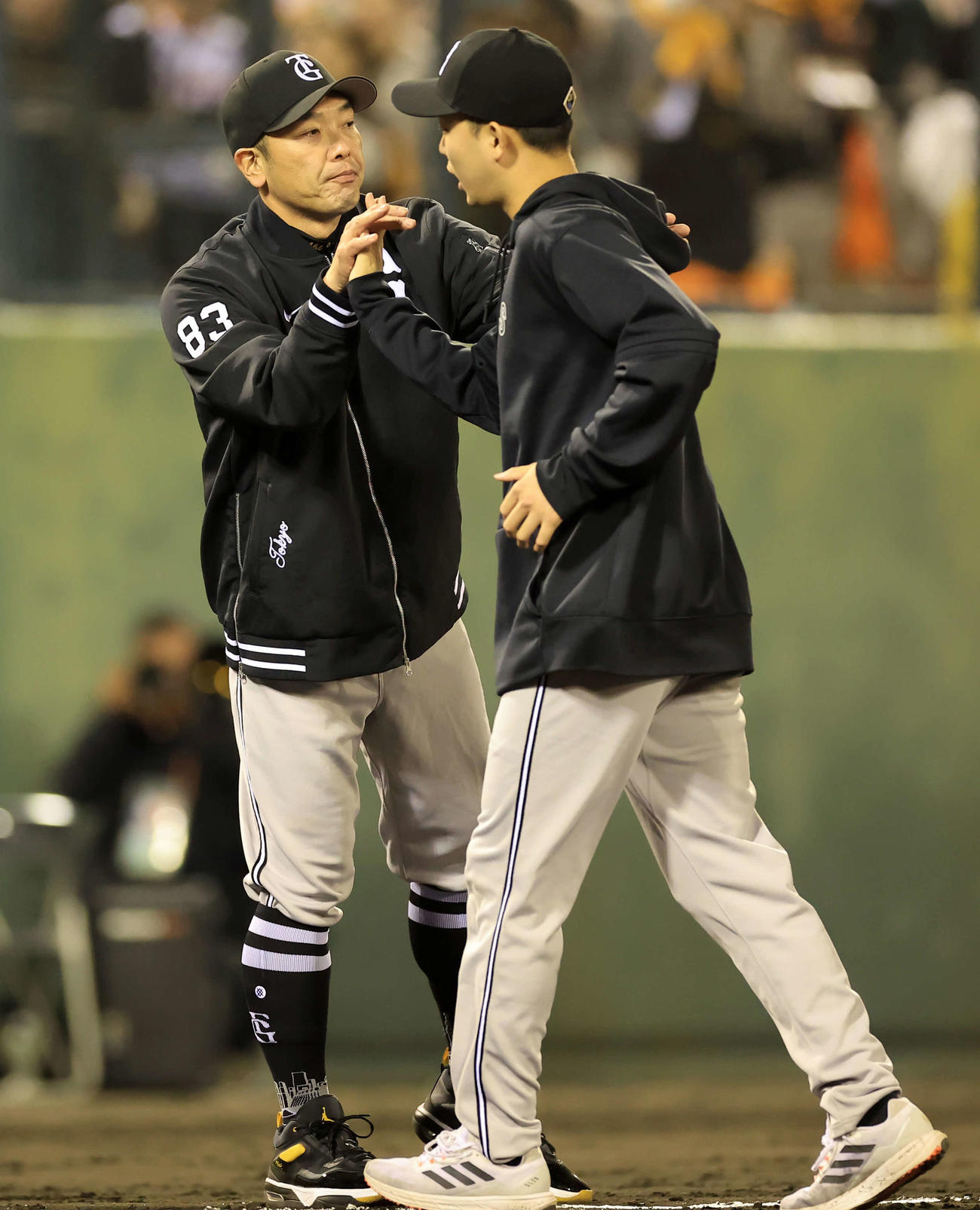 ヤクルト対巨人　今季初勝利の巨人山崎伊（右）を迎える阿部監督（撮影・浅見桂子）