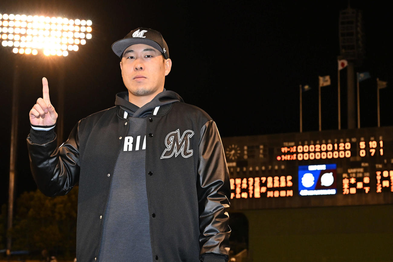 西武対ロッテ　ヒーローインタビューを終え今季1勝目のロッテ西野は「1」のポーズで記念撮影する（撮影・滝沢徹郎）