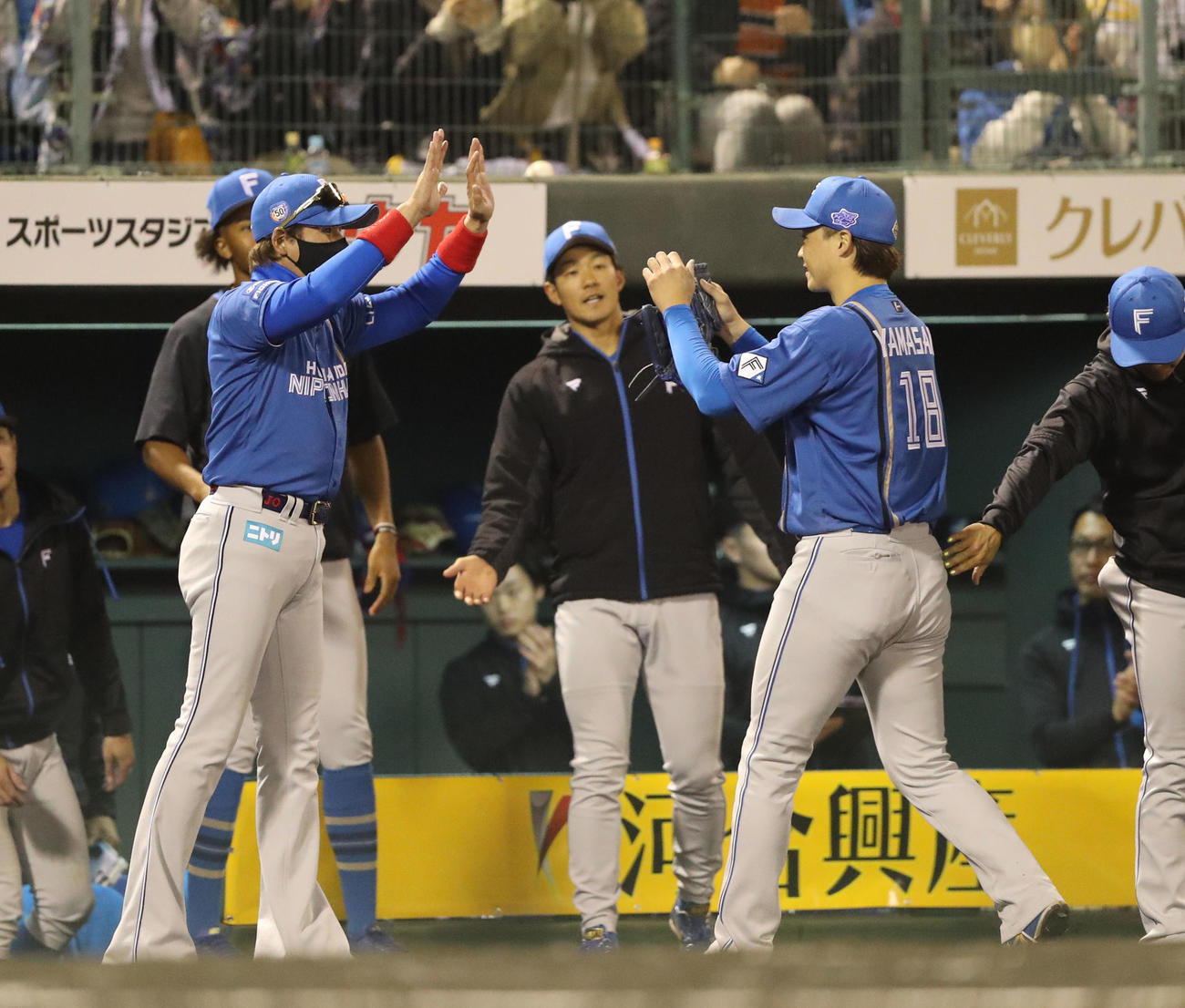 ソフトバンク対日本ハム　7回途中で降板した先発の山崎は新庄監督に迎えられる（撮影・梅根麻紀）