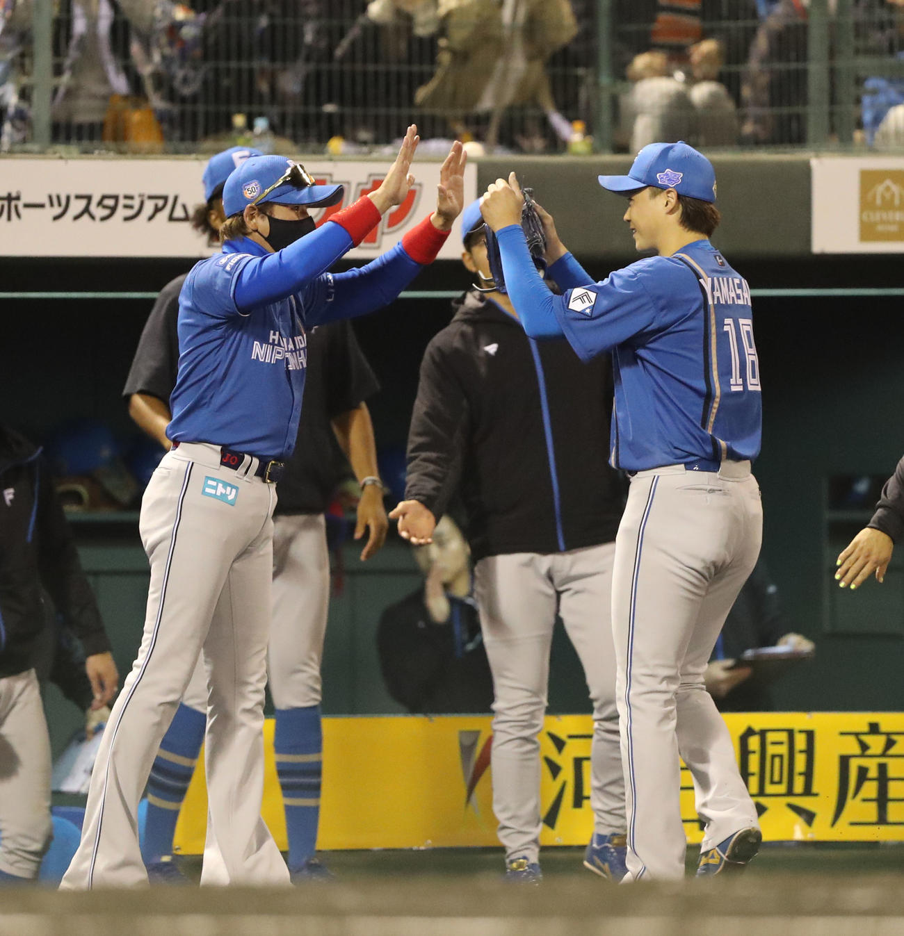 ソフトバンク対日本ハム　7回途中で降板した先発の山崎は新庄監督に迎えられる（撮影・梅根麻紀）