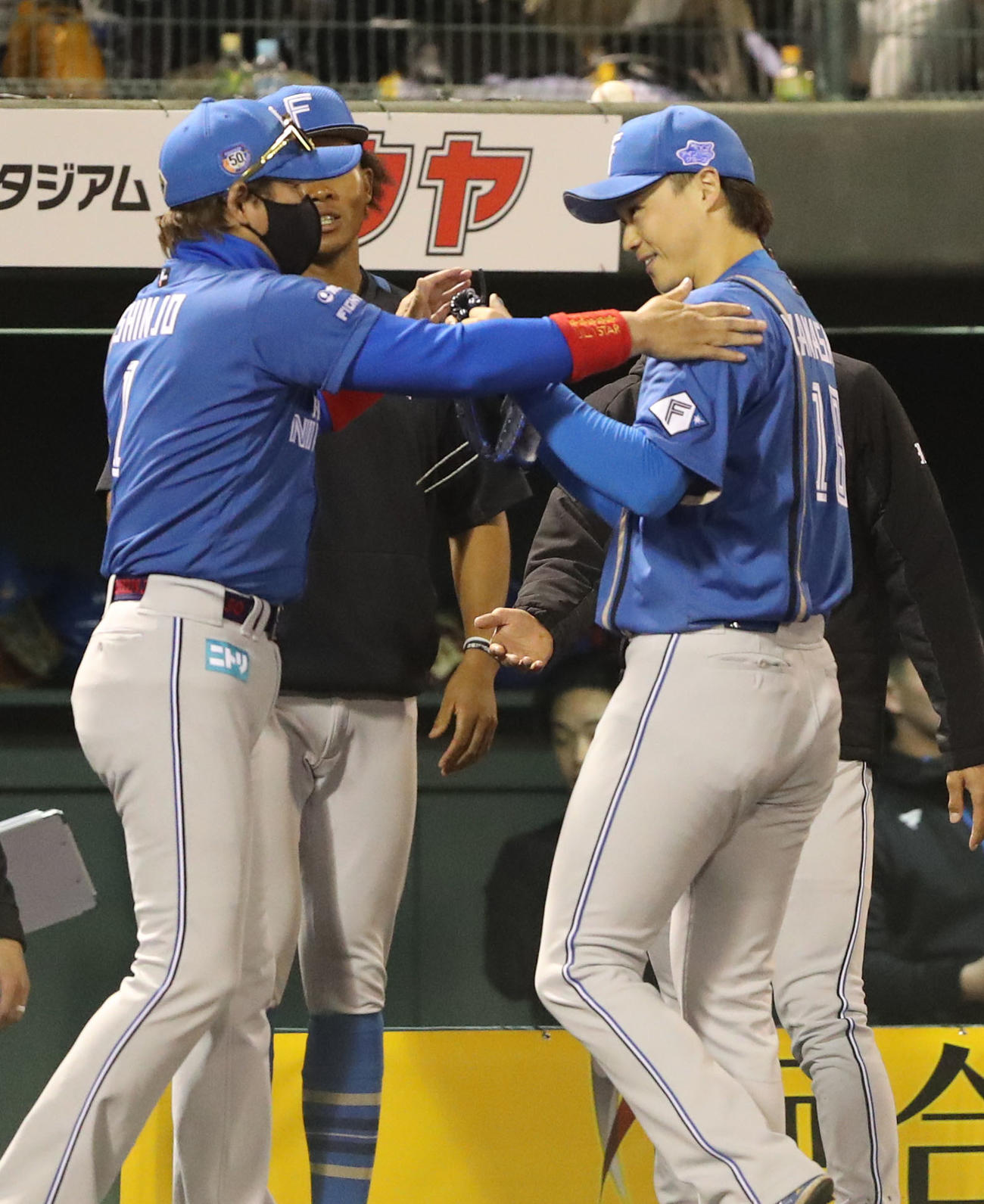 ソフトバンク対日本ハム　7回途中で降板した先発の山崎は新庄監督に迎えられる（撮影・梅根麻紀）