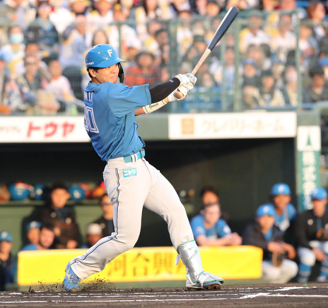 ソフトバンク対日本ハム　1回表日本ハム無死、郡司は右越え二塁打を放つ（撮影・梅根麻紀）