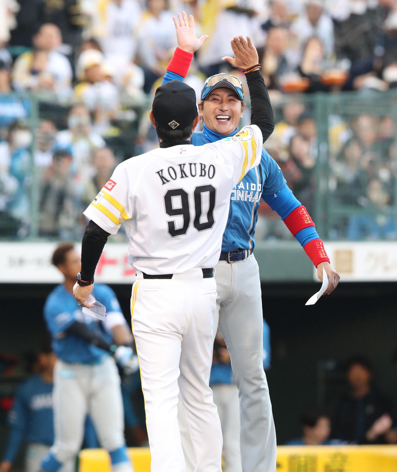 ソフトバンク対日本ハム　メンバー表を交換するときにハイタッチをかわす新庄監督と小久保監督（撮影・梅根麻紀）