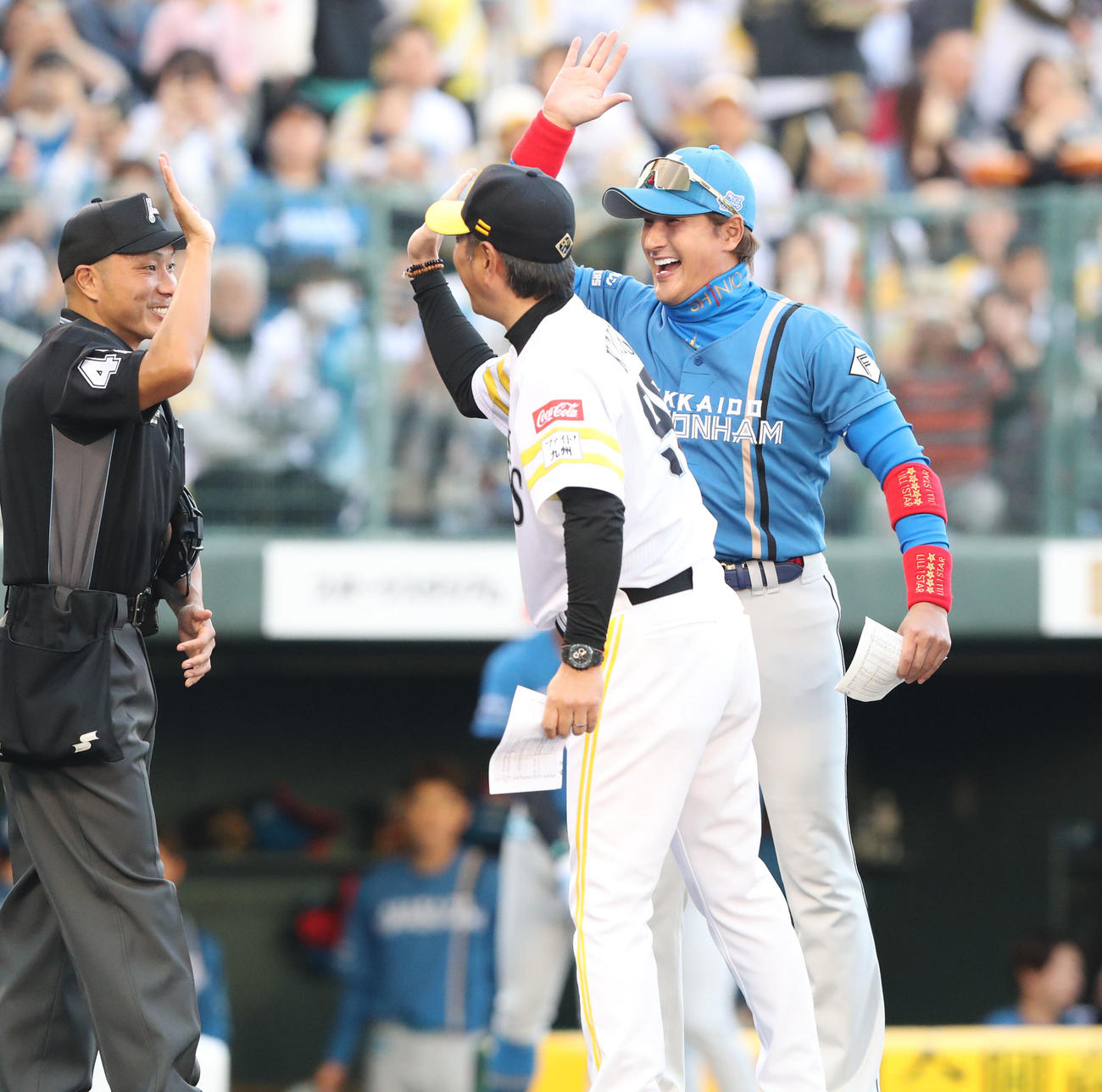 ソフトバンク対日本ハム　メンバー表を交換するときにハイタッチをかわす新庄監督と小久保監督（撮影・梅根麻紀）