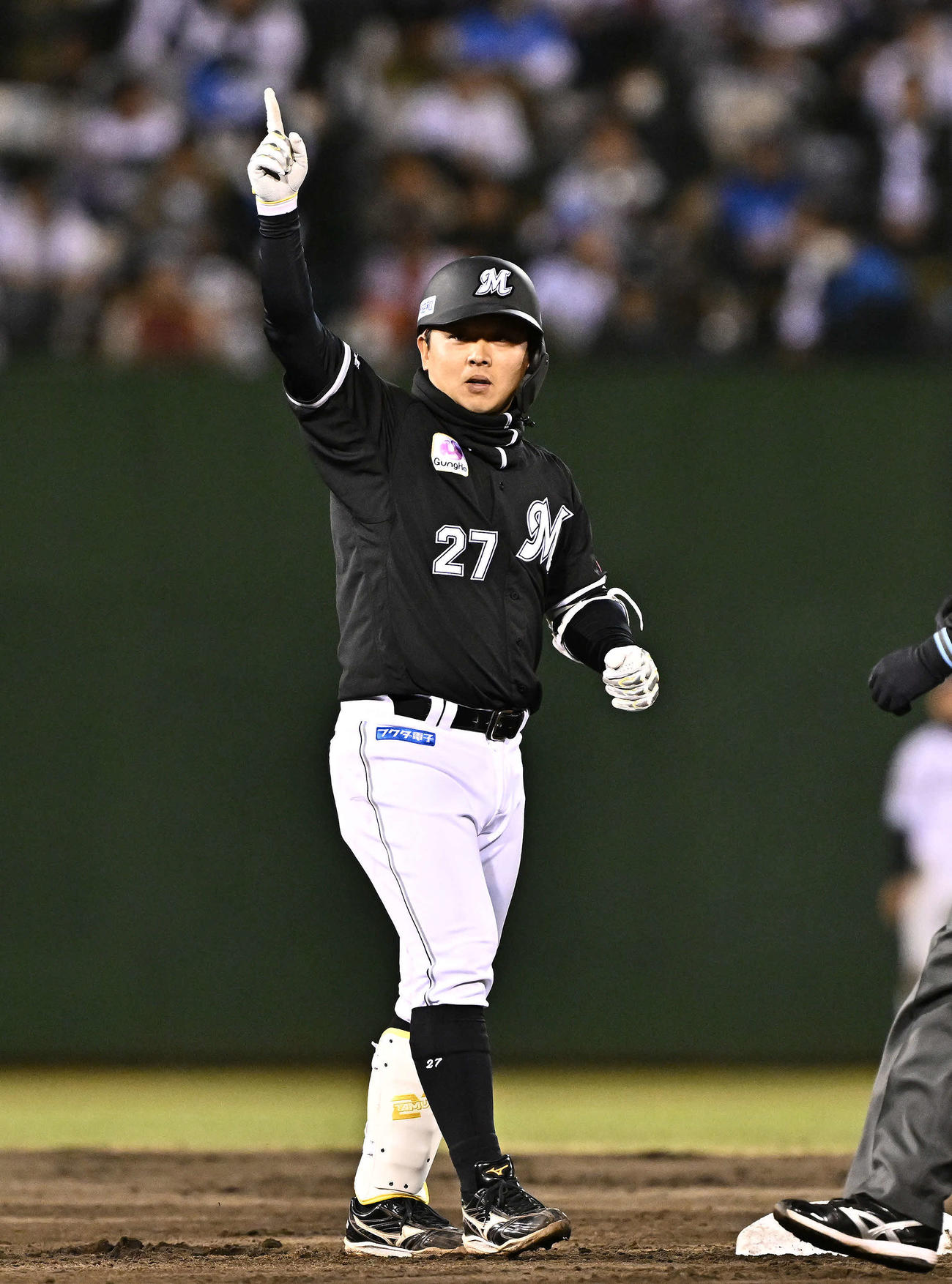西武対ロッテ　8回表ロッテ2死二塁、田村は左翼へ2点適時二塁打を放ちベンチへ向かいポーズを決める（撮影・滝沢徹郎）