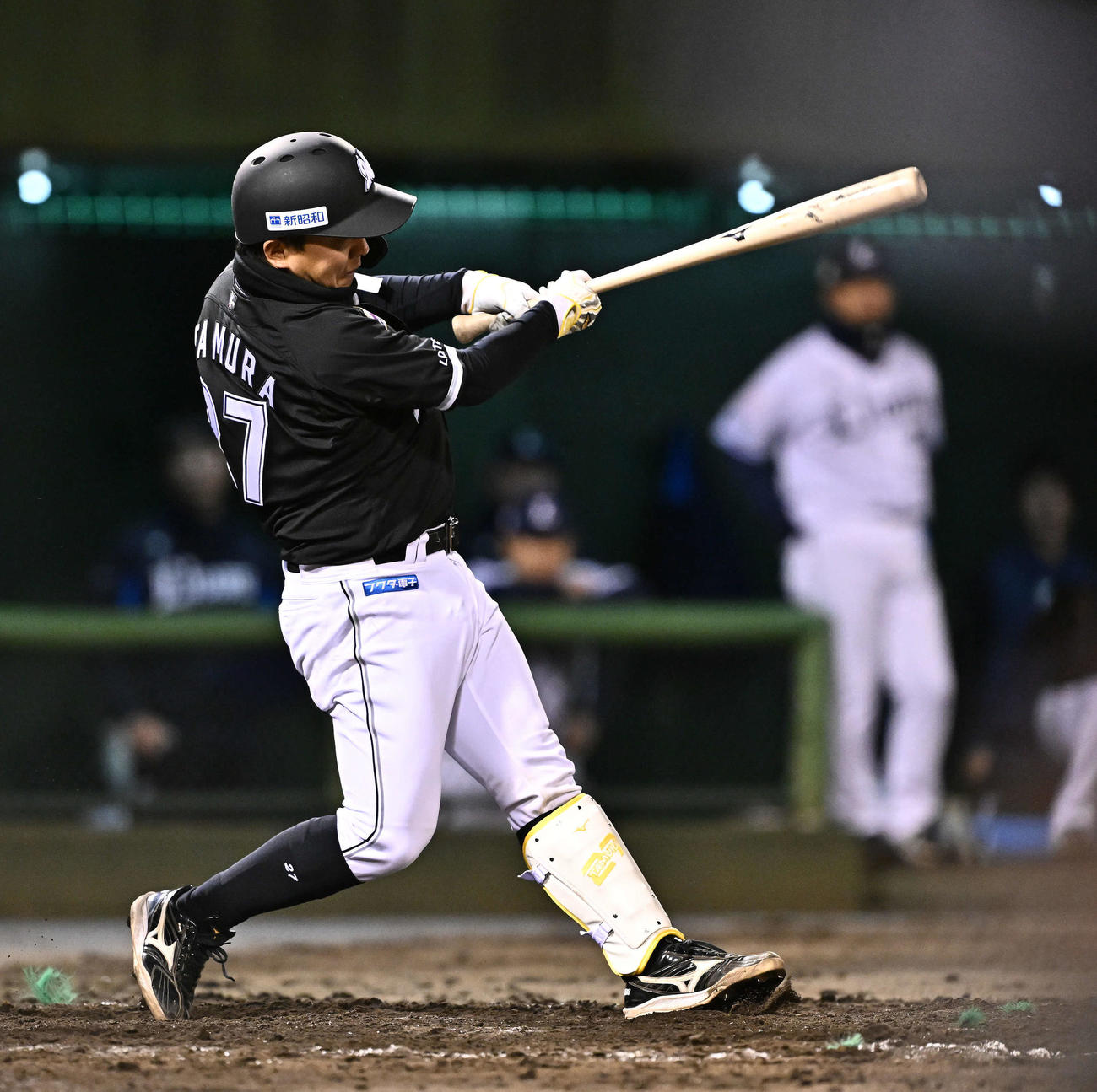 西武対ロッテ　8回表ロッテ2死二塁、田村は左翼へ2点適時二塁打を放つ（撮影・滝沢徹郎）
