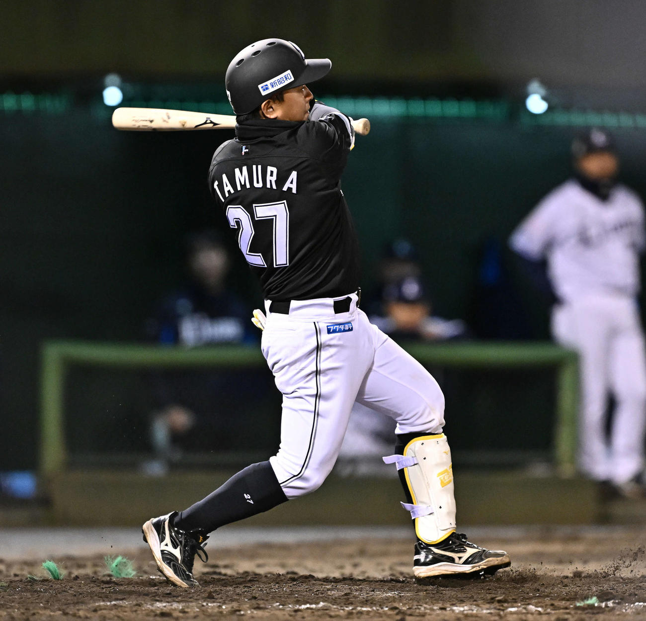 西武対ロッテ　8回表ロッテ2死二塁、田村は左翼へ2点適時二塁打を放つ（撮影・滝沢徹郎）