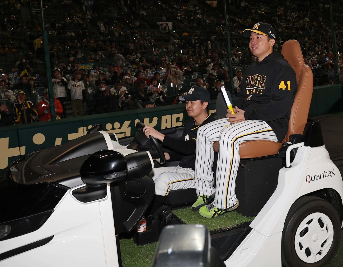 阪神対広島　ヒーローの村上頌樹はリリーフカーで場内を1周する（撮影・上田博志）