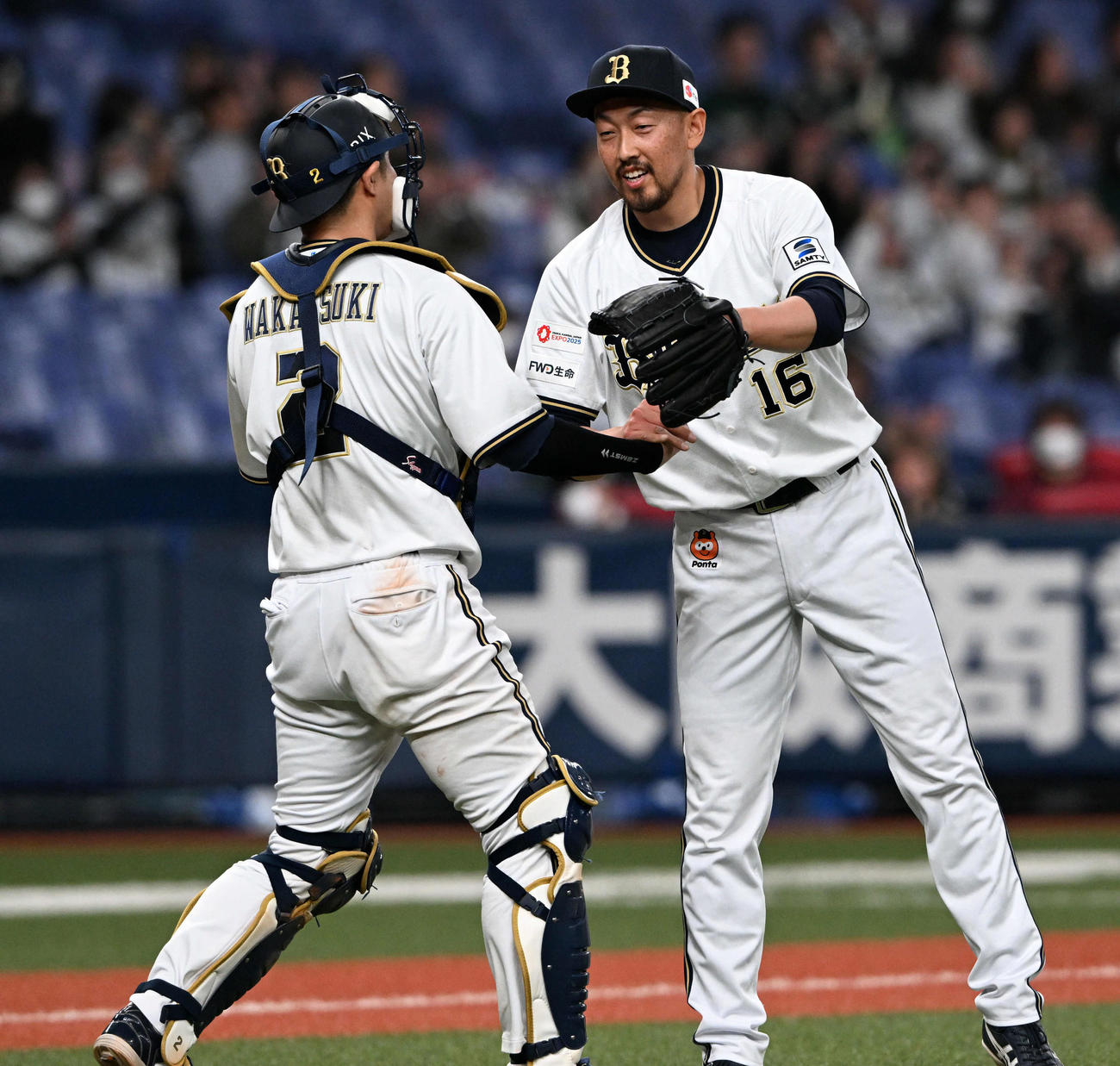 オリックス対楽天　9回を締めくくった平野佳（右）は若月の祝福を受ける（撮影・前岡正明）