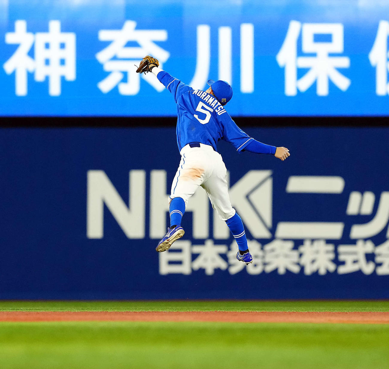 DeNA対中日　6回裏DeNA2死、宮崎の飛球に飛びつく遊撃手村松（撮影・たえ見朱実）