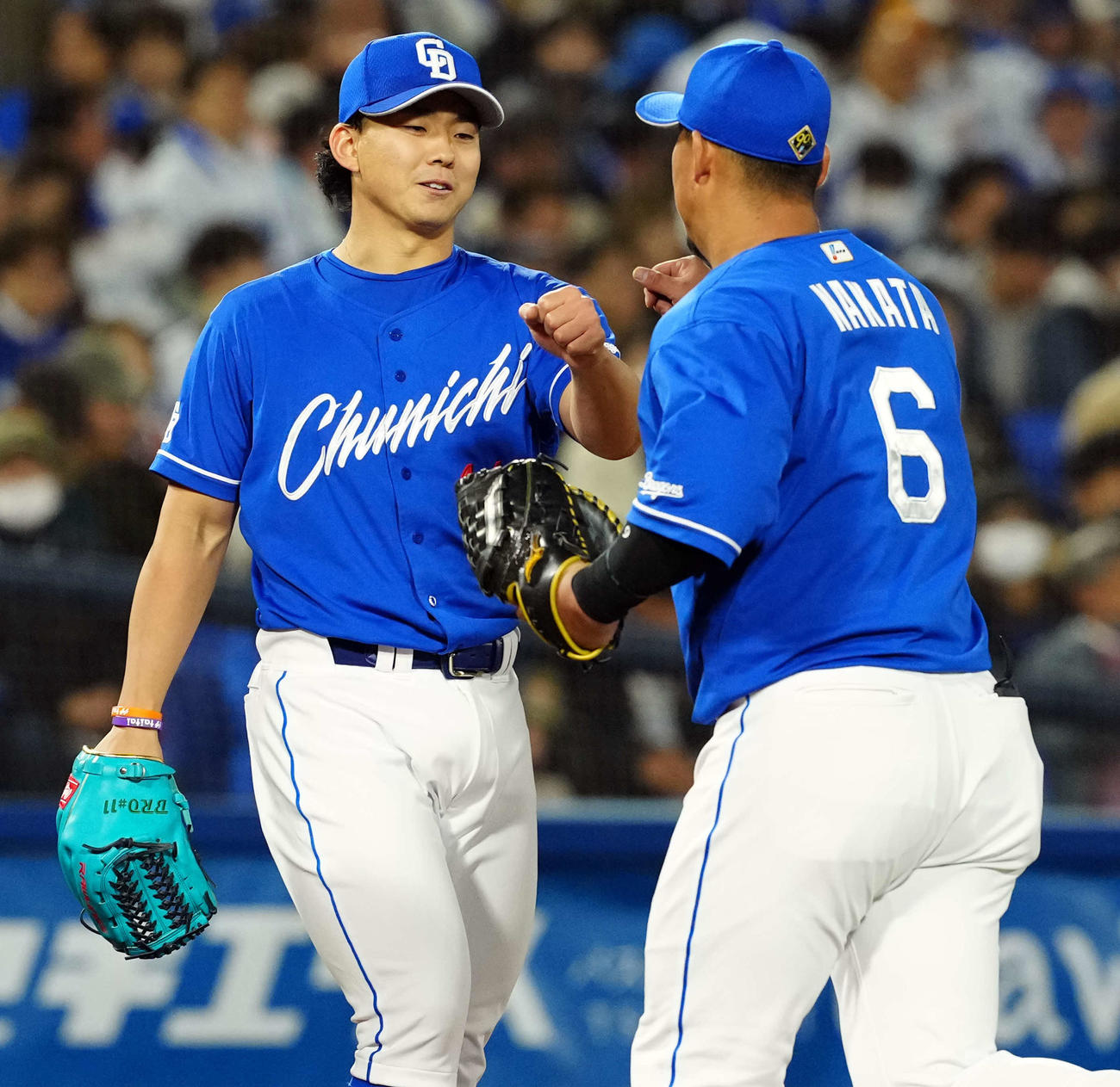 DeNA対中日　5回裏無失点に抑えた中日の先発小笠原は、中田と笑顔でタッチ（撮影・たえ見朱実）