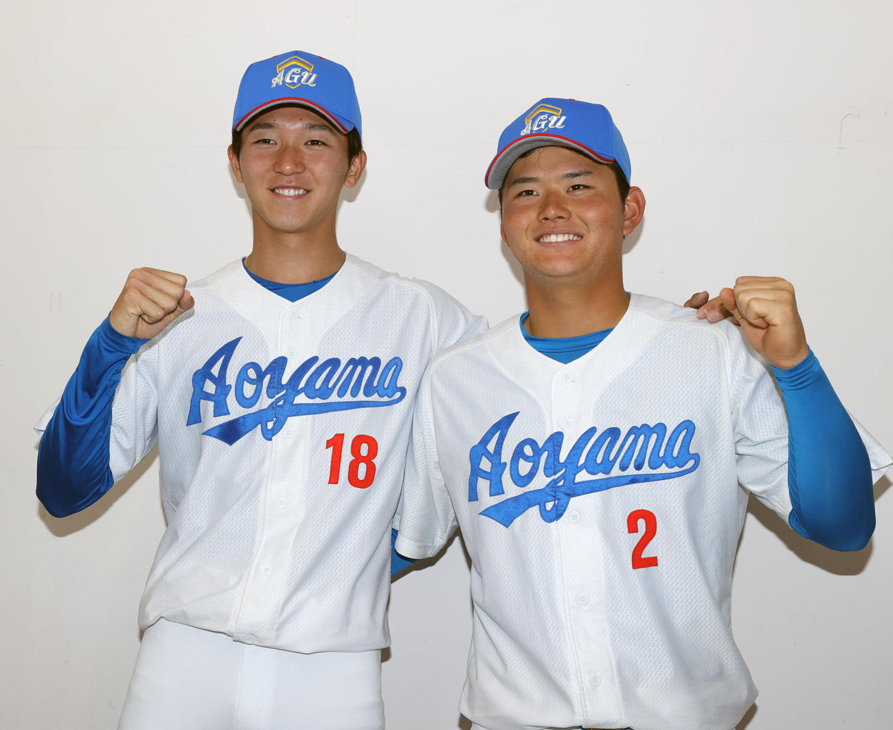 国学院大対青学大　勝利投手の青学大・鈴木（左）は決勝打の渡部捕手とガッツポーズする（撮影・柴田隆二）