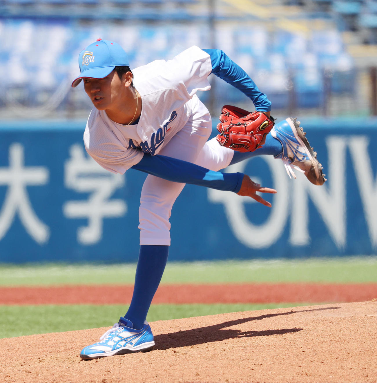 国学院大対青学大　5回から登板した青学大・鈴木（撮影・柴田隆二）