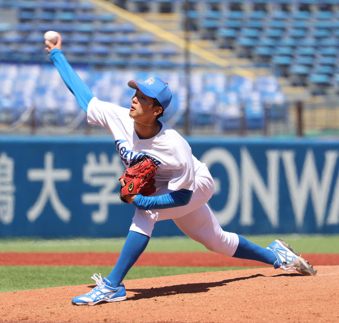 国学院大対青学大　5回から登板した青学大・鈴木（撮影・柴田隆二）