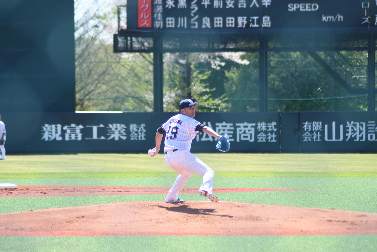 ヤクルト対楽天　先発するヤクルト石川雅規