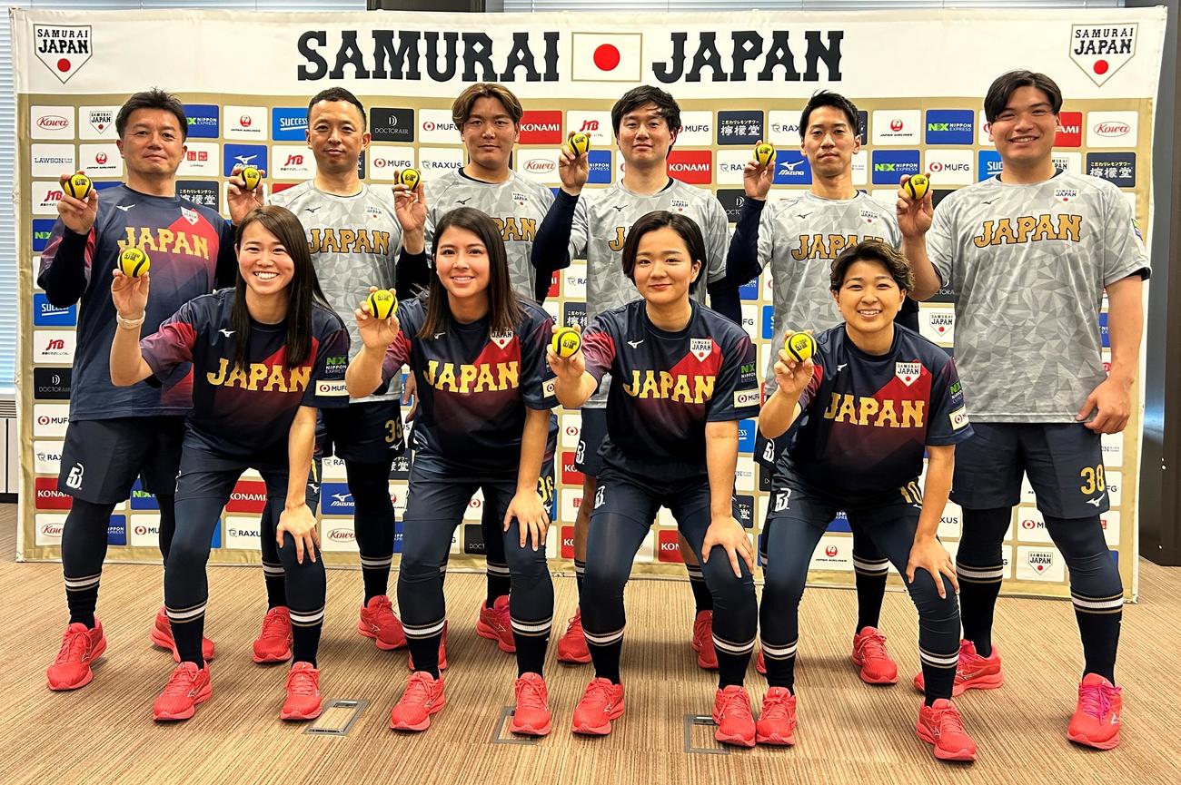 ベースボール・ファイブ日本代表のメンバーたち。後列左から若松健太監督、本池太一、辻東倫、島拓也主将、三上駿、中浜瑞樹コーチ、前列左から数田彩乃、六角彩子、唐木恵惟子、喜屋原咲（撮影・古川真弥）