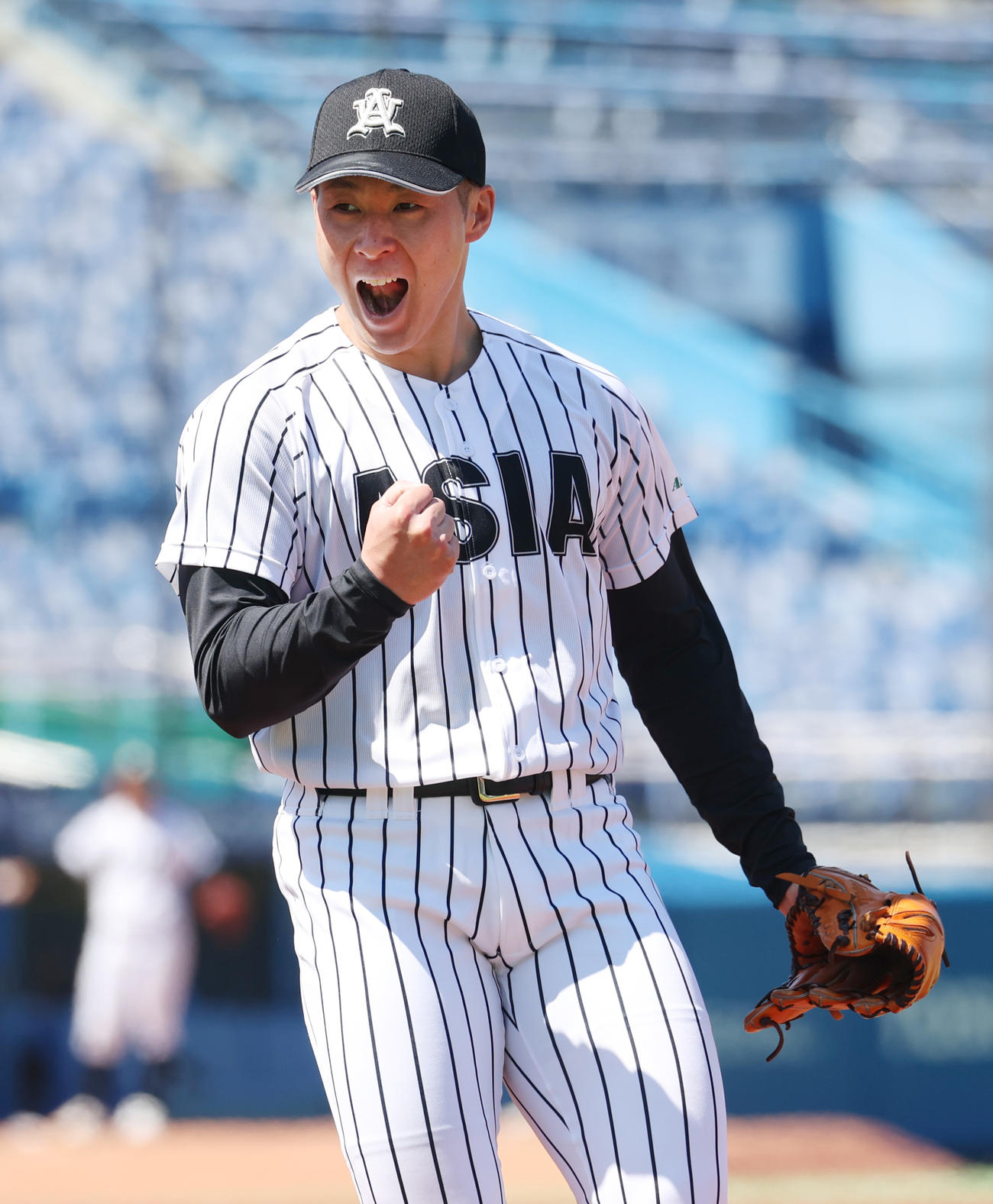 亜大対日大　4回を抑えガッツポーズする亜大・北嶋（撮影・柴田隆二）