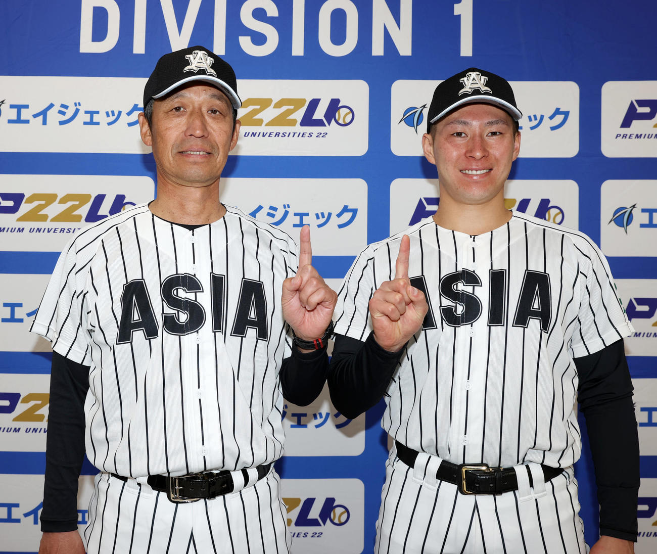 日大に連勝し勝ち点1を挙げた亜大・正村監督（左）と勝利投手の北嶋はポーズを決める（撮影・柴田隆二）