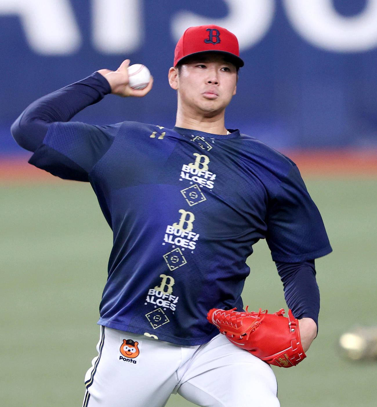 オリックス対楽天　試合前の練習でキャッチボールするオリックス山下（撮影・上山淳一）