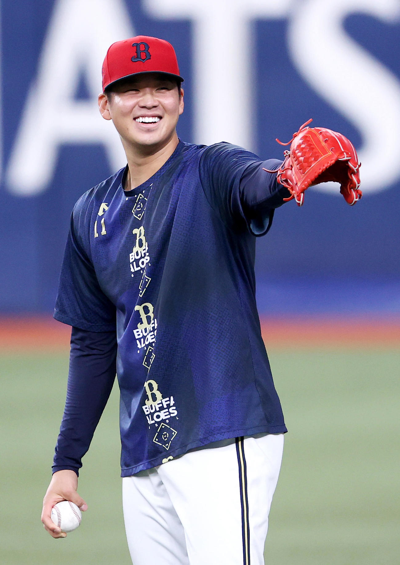オリックス対楽天　試合前の練習でリラックスした表情を見せるオリックス山下（撮影・上山淳一）