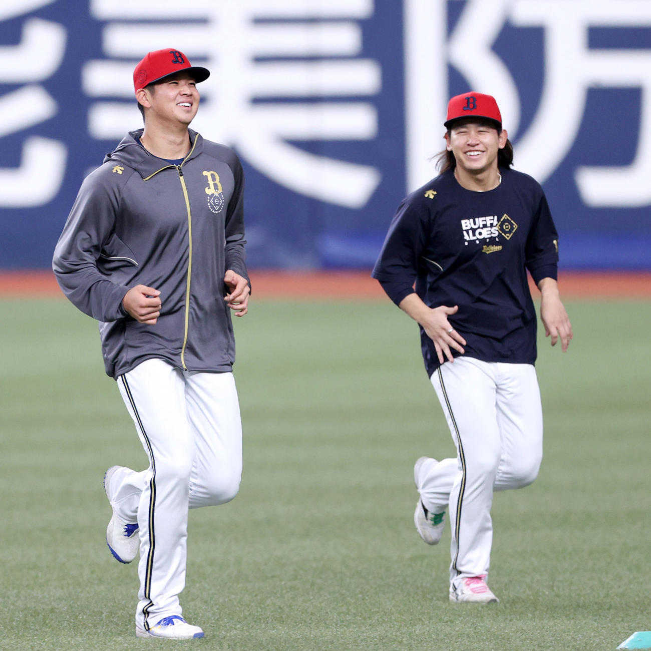 オリックス対楽天　試合前の練習でリラックスした表情を見せるオリックス山下（左）とオリックス宮城（撮影・上山淳一）