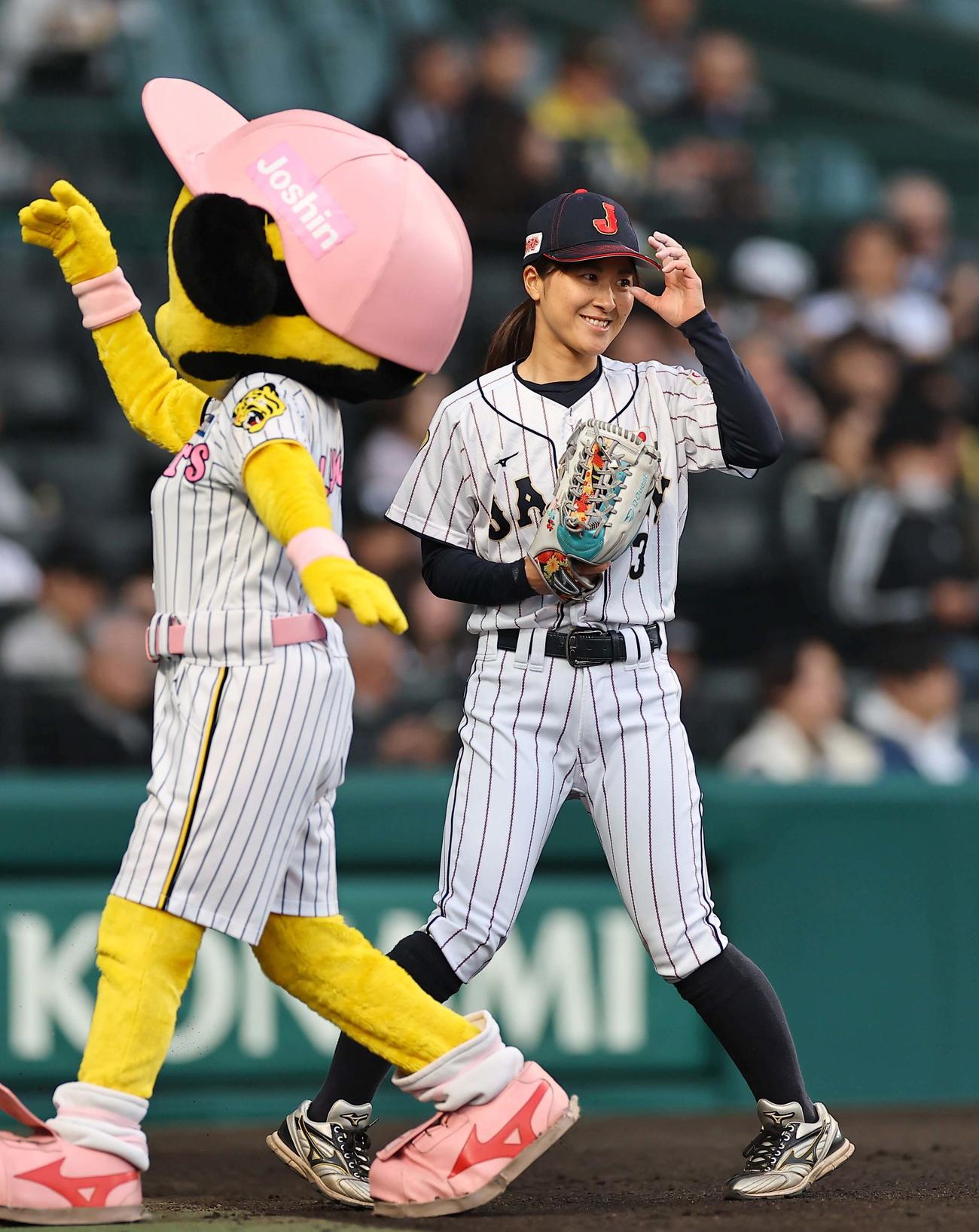 阪神対広島　始球式を務めた女子野球日本代表の三浦伊織（撮影・上田博志）