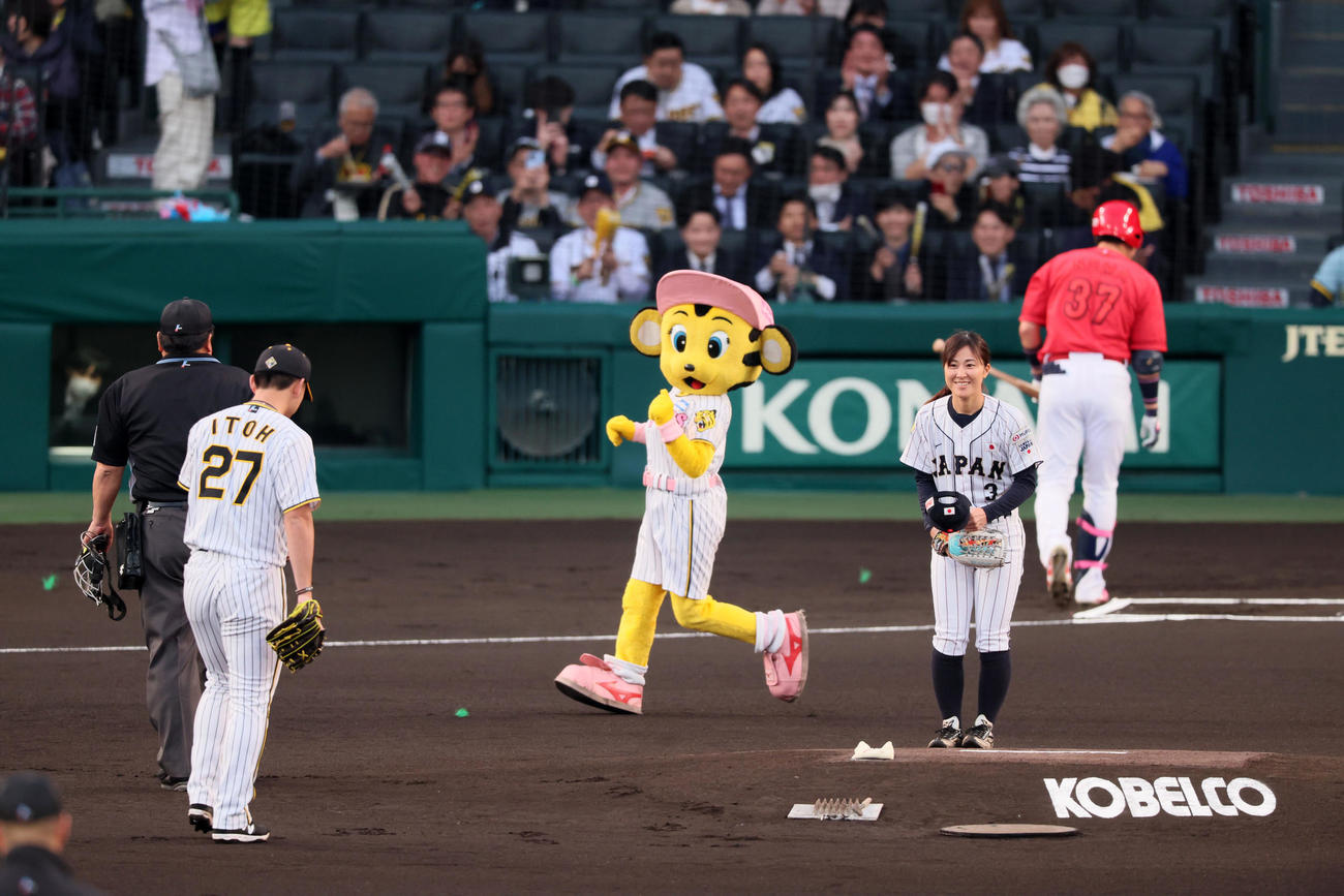 阪神対広島　始球式を行った三浦伊織（撮影・加藤哉）