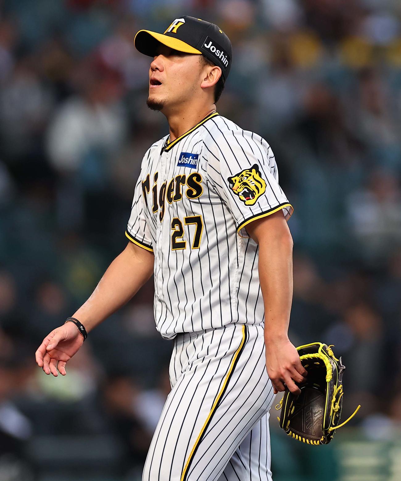 阪神対広島　初回に失点した伊藤将司はベンチに引き揚げる（撮影・上田博志）