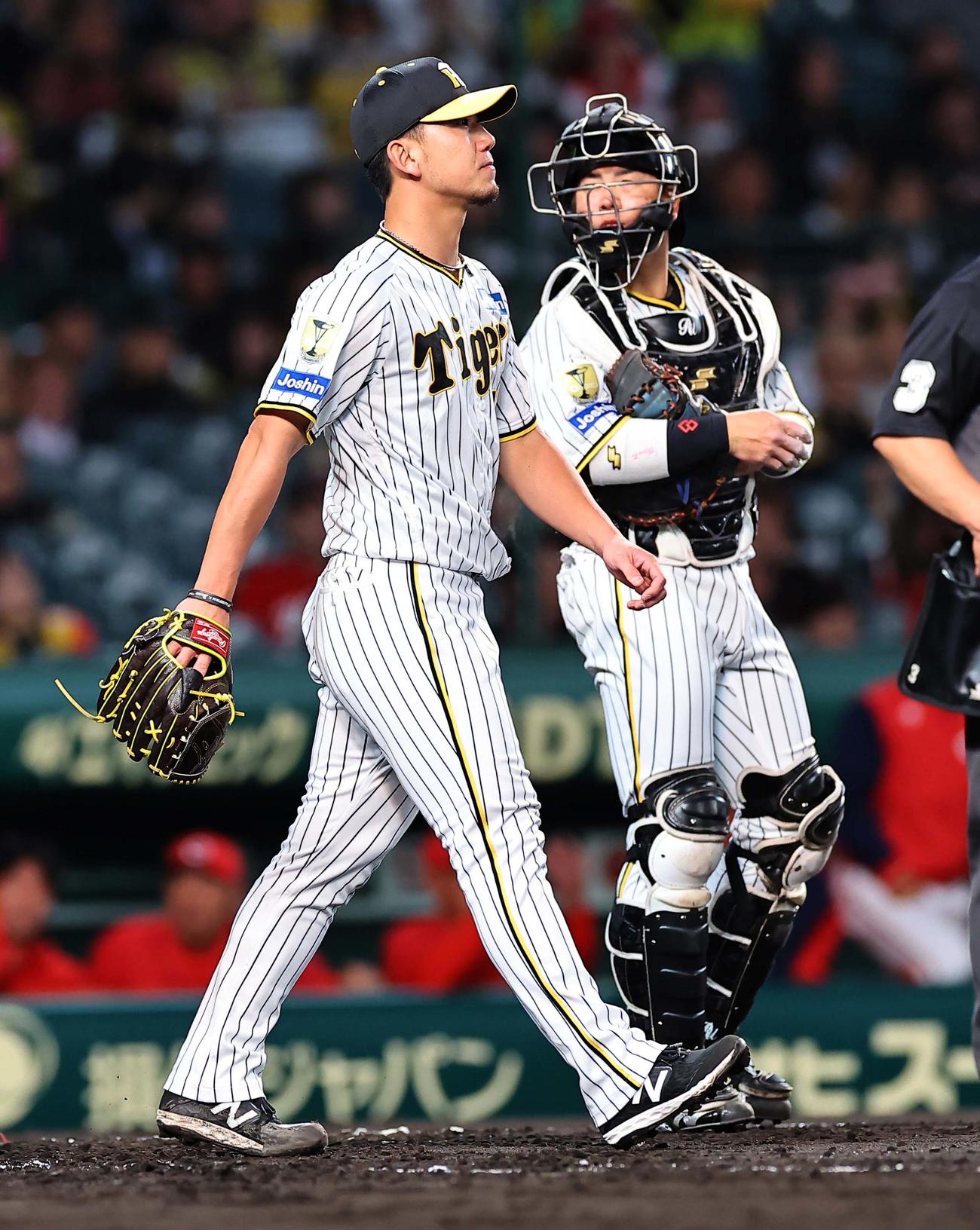 阪神対広島　2回表広島2死一、二塁、菊池に適時二塁打を浴びた伊藤将（左）と梅野（撮影・上田博志）