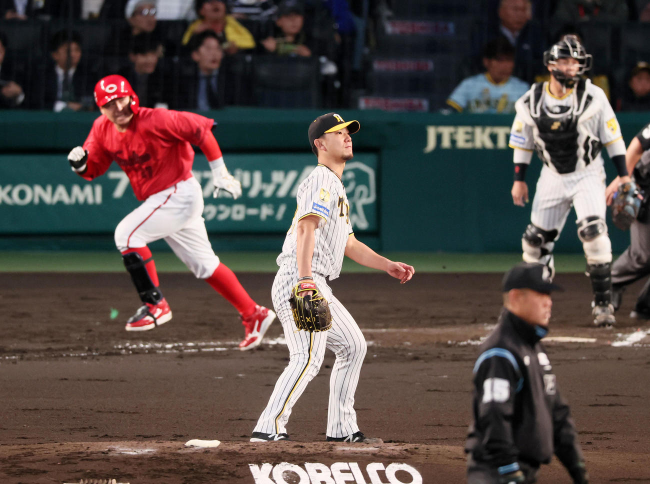 阪神対広島　2回表広島1死一塁、伊藤将は会沢に左適時二塁打を打たれて失点（撮影・加藤哉）