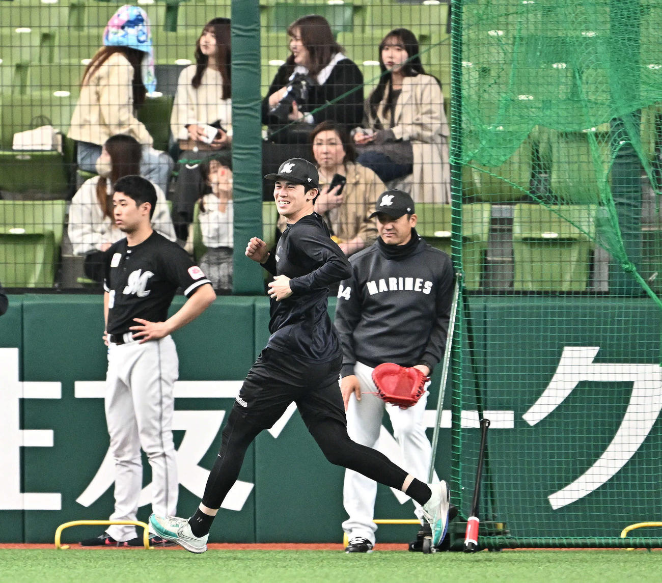西武対ロッテ　完全試合を達成してちょうど２年がたち、試合前練習で調整するロッテ佐々木（手前）（撮影・滝沢徹郎）