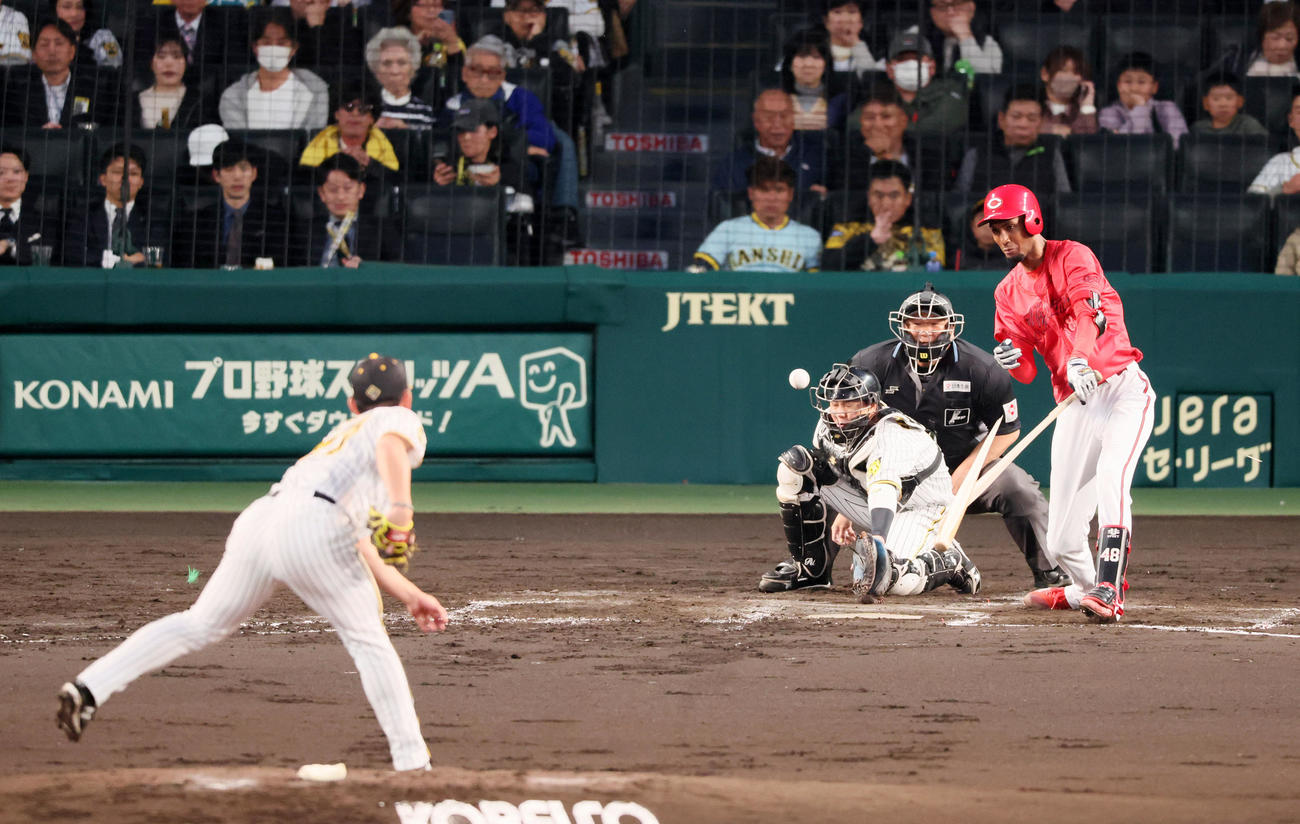 阪神対広島　2回表広島2死二塁、アドゥワは内野安打を放つ。投手は伊藤将（撮影・加藤哉）