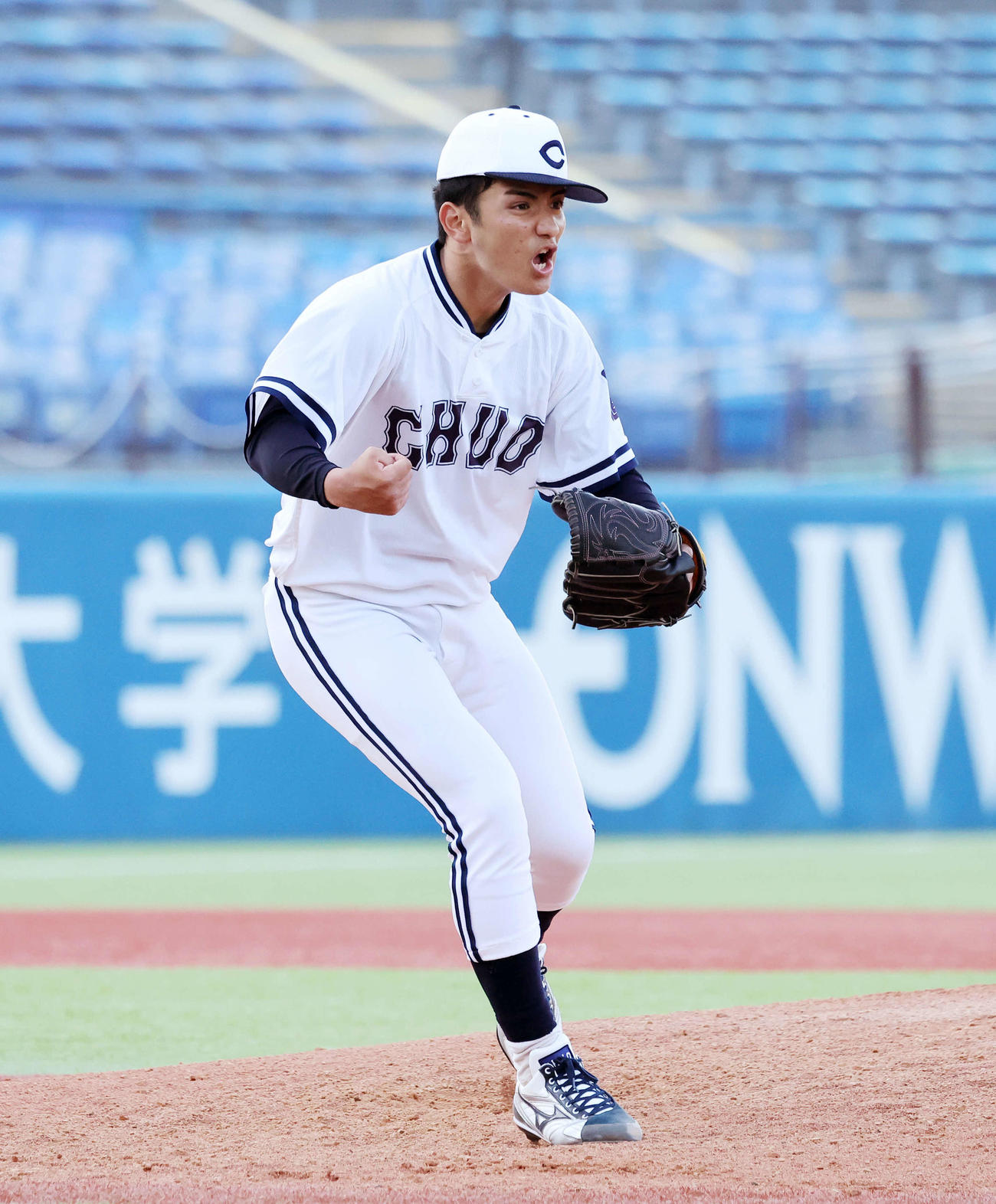 駒大対中大　初勝利しガッツポーズで雄たけびを上げる中大・東恩納（撮影・鈴木正人）