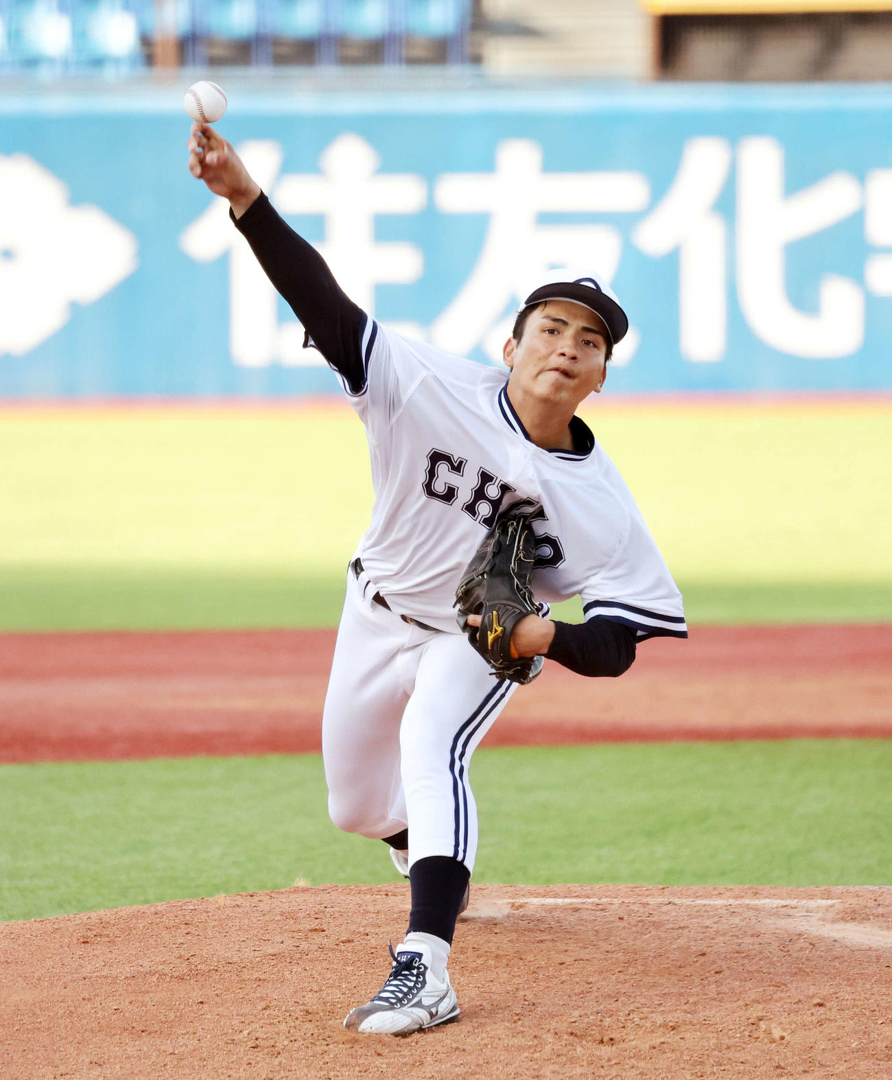 駒大対中大　力投する中大2番手の東恩納（撮影・鈴木正人）